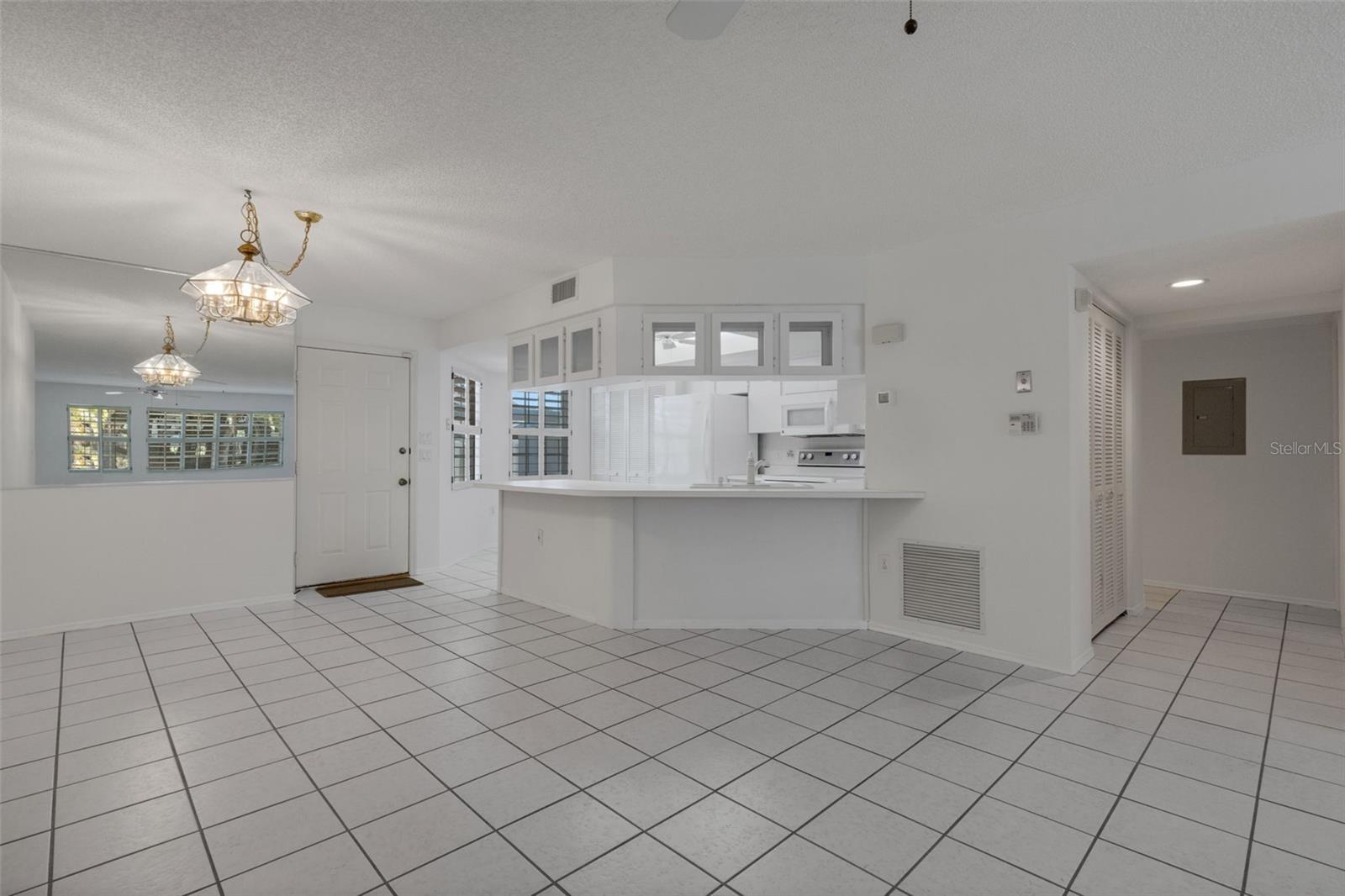 Image 9 of 37 For 528 Venice Avenue # 1