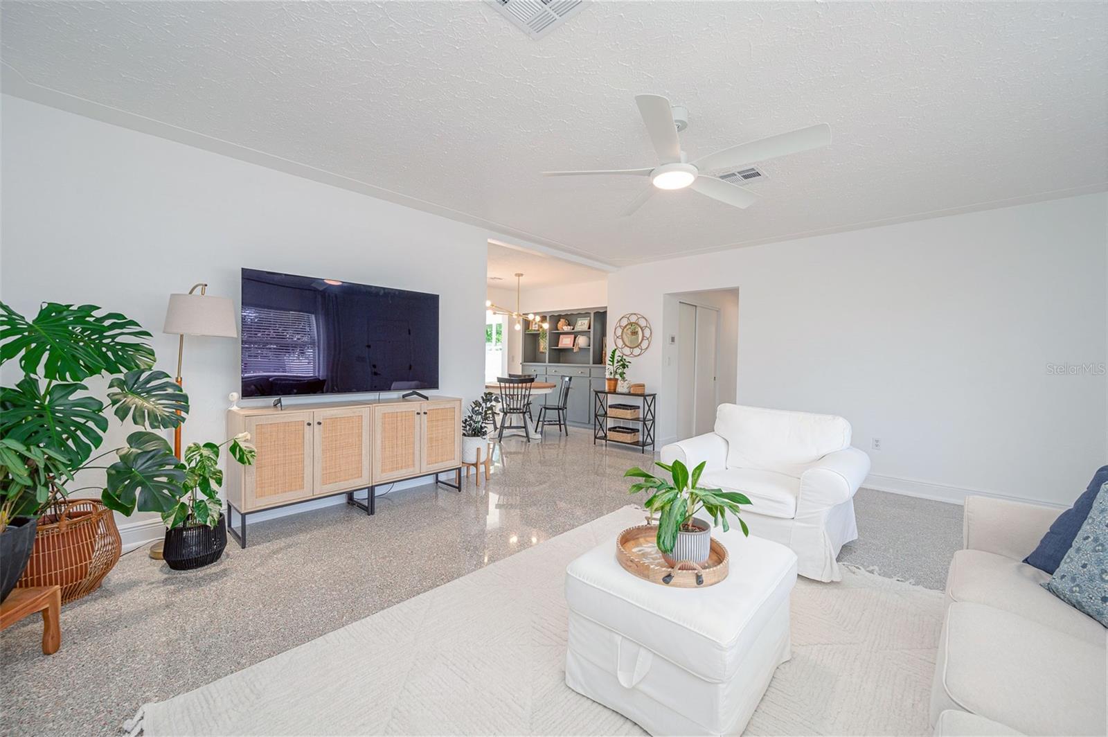 Image 6 of 65 For 2833 Sunnyside Street