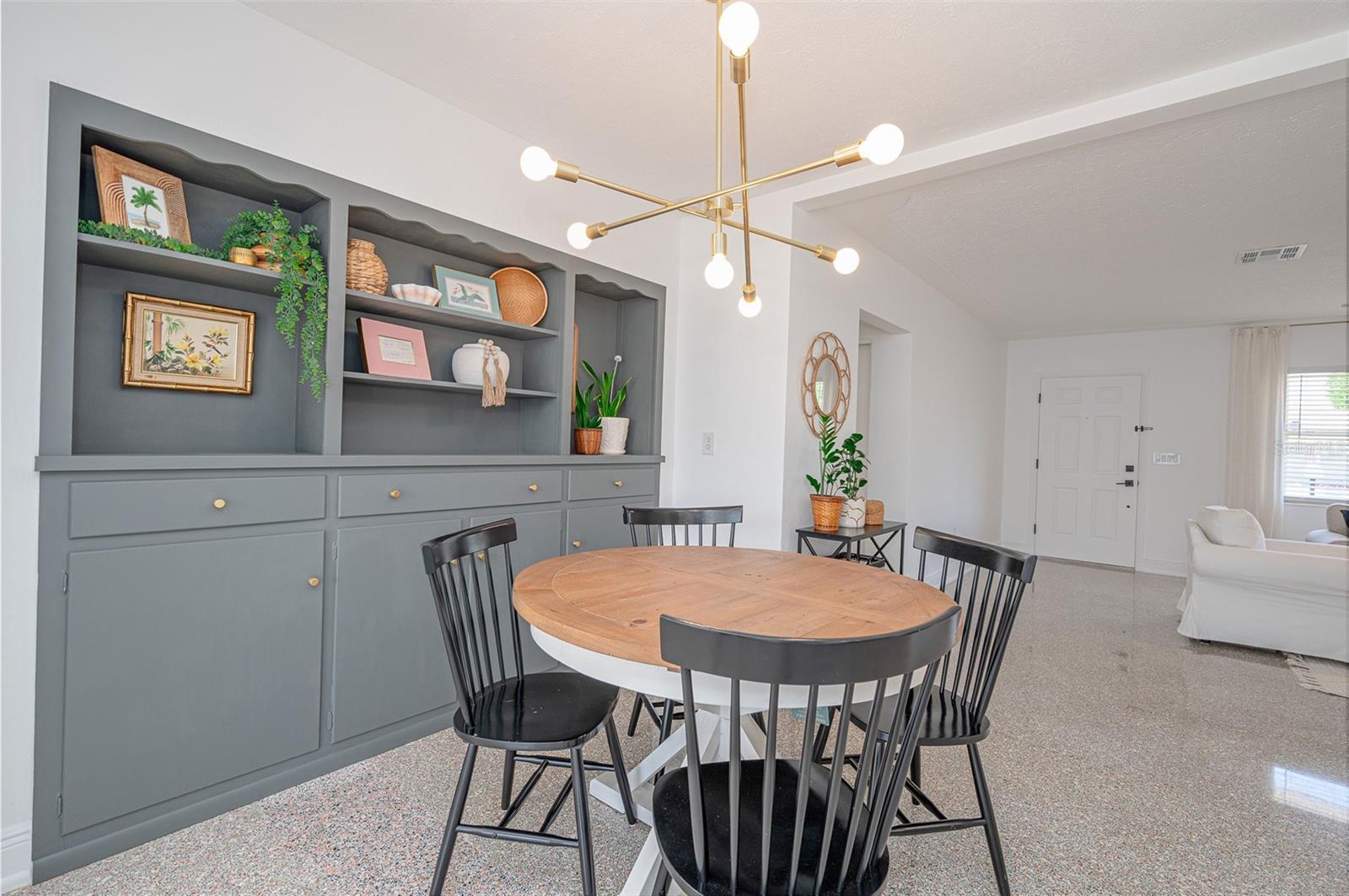 Image 9 of 65 For 2833 Sunnyside Street