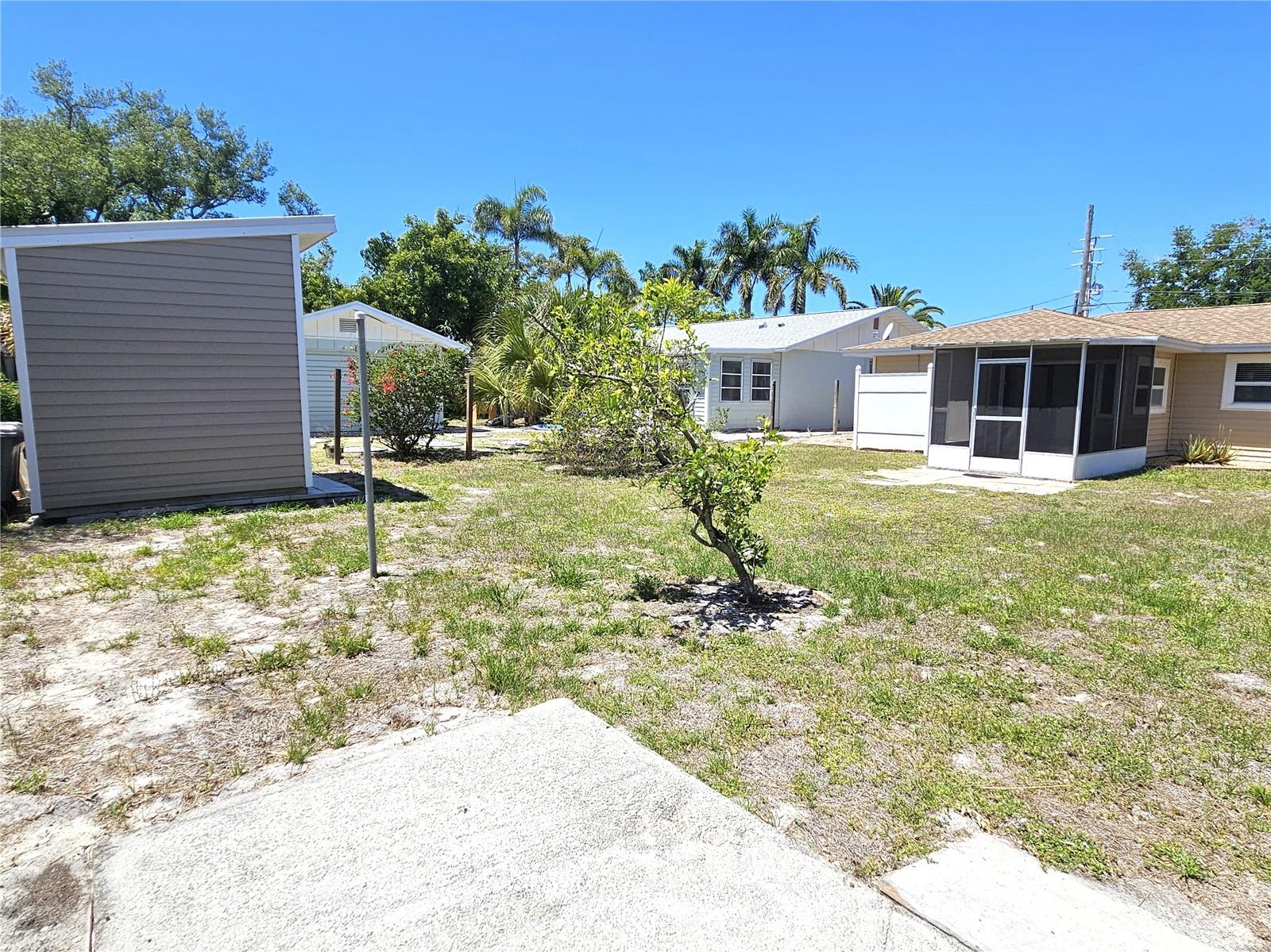 Image 16 of 33 For 323 Palmetto Road W