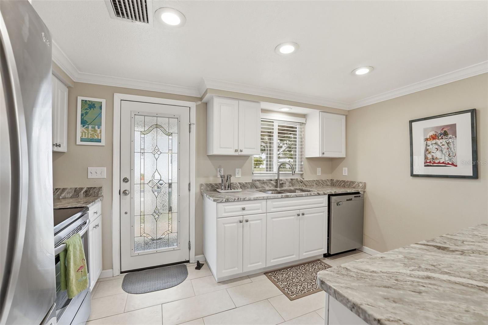 Image 15 of 70 For 690 Circlewood Drive W8