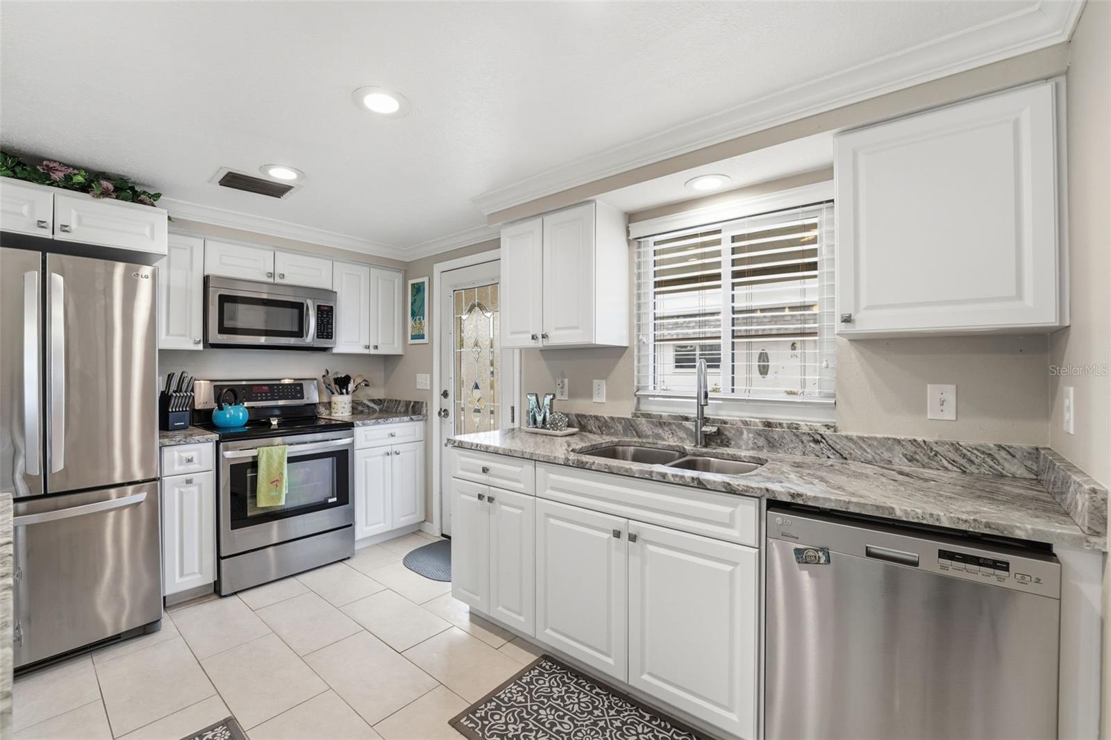 Image 17 of 70 For 690 Circlewood Drive W8