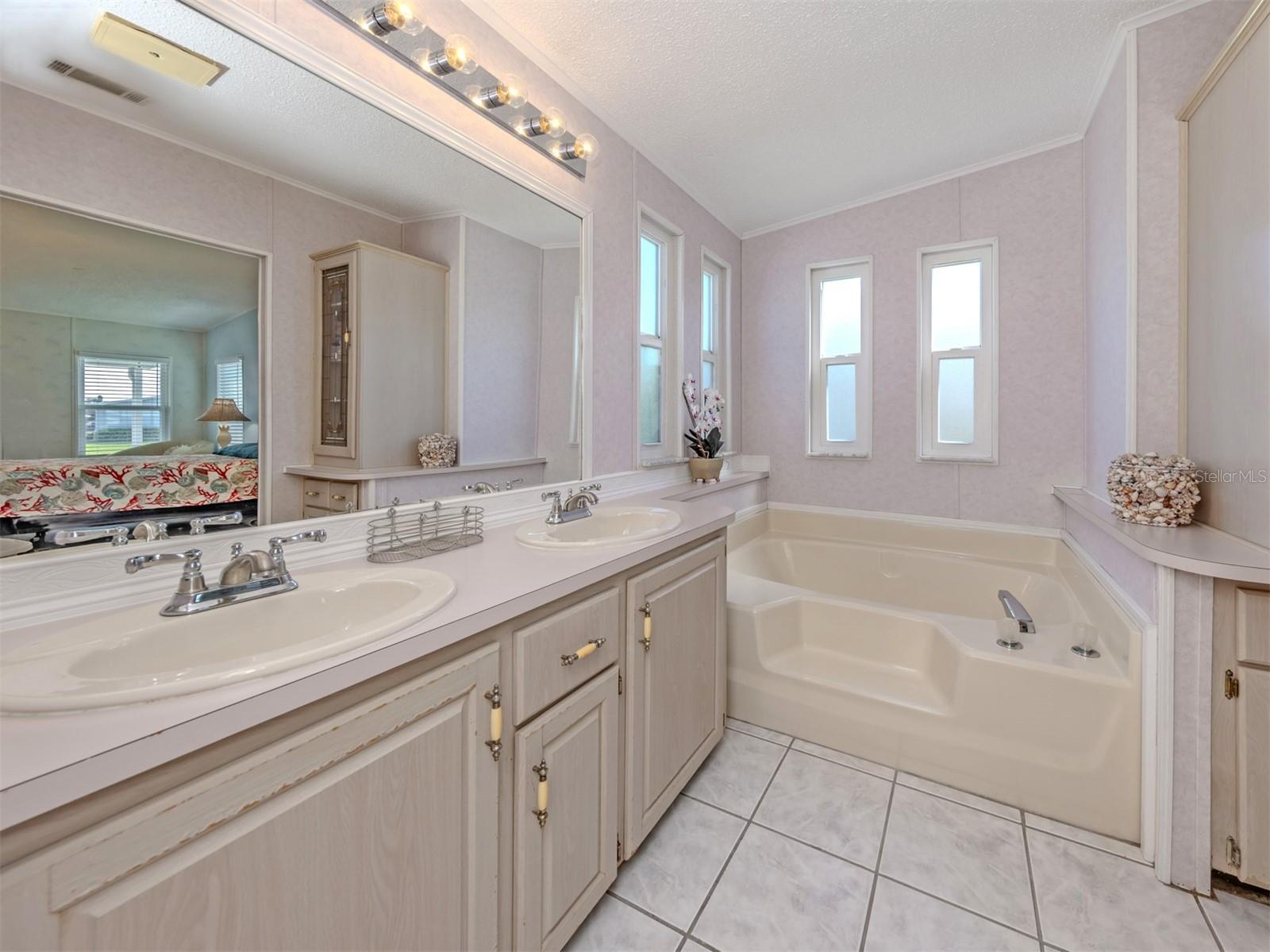 Image 19 of 77 For 513 Landsedge Drive