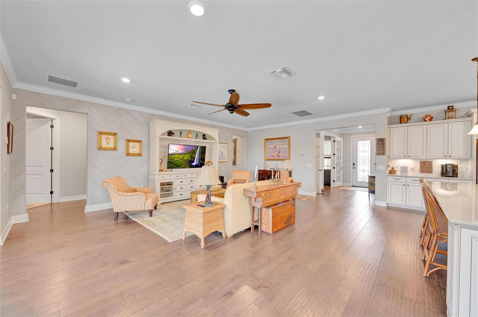 Listing photo id 10 for 13631 Salinas Street