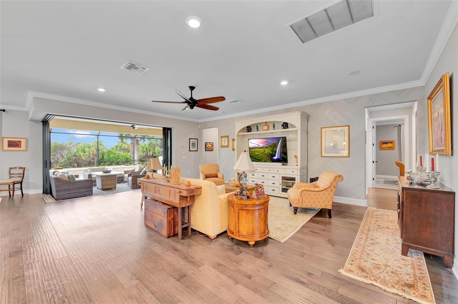 Listing photo id 11 for 13631 Salinas Street