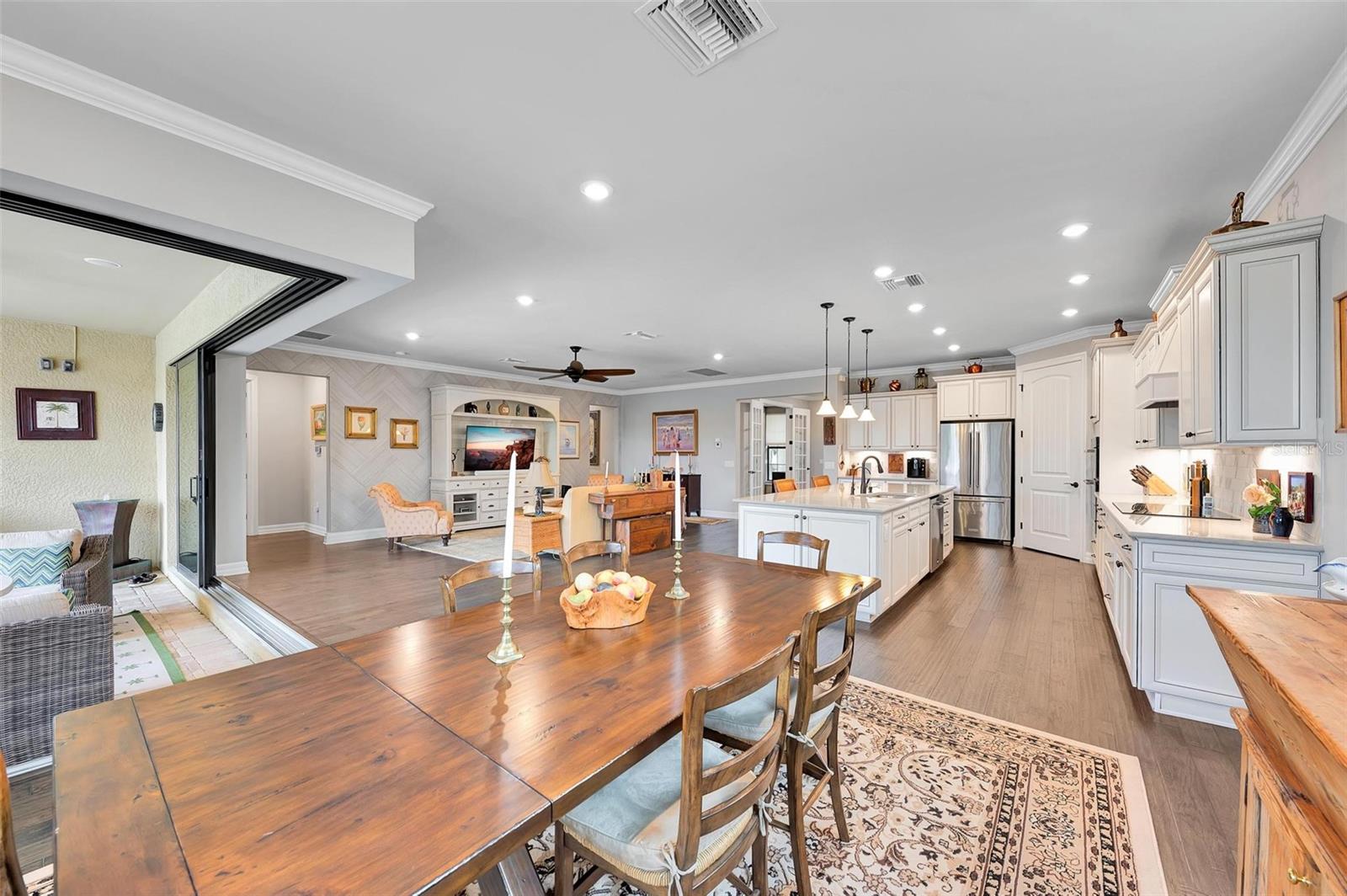 Listing photo id 19 for 13631 Salinas Street