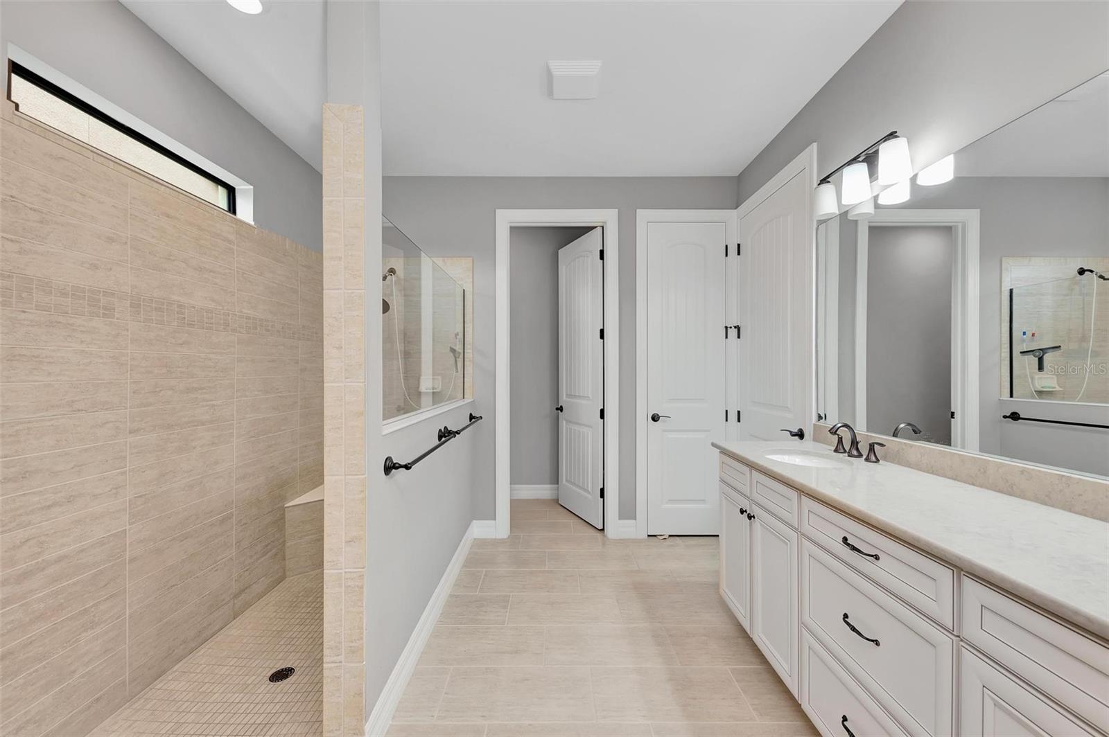 Listing photo id 25 for 13631 Salinas Street