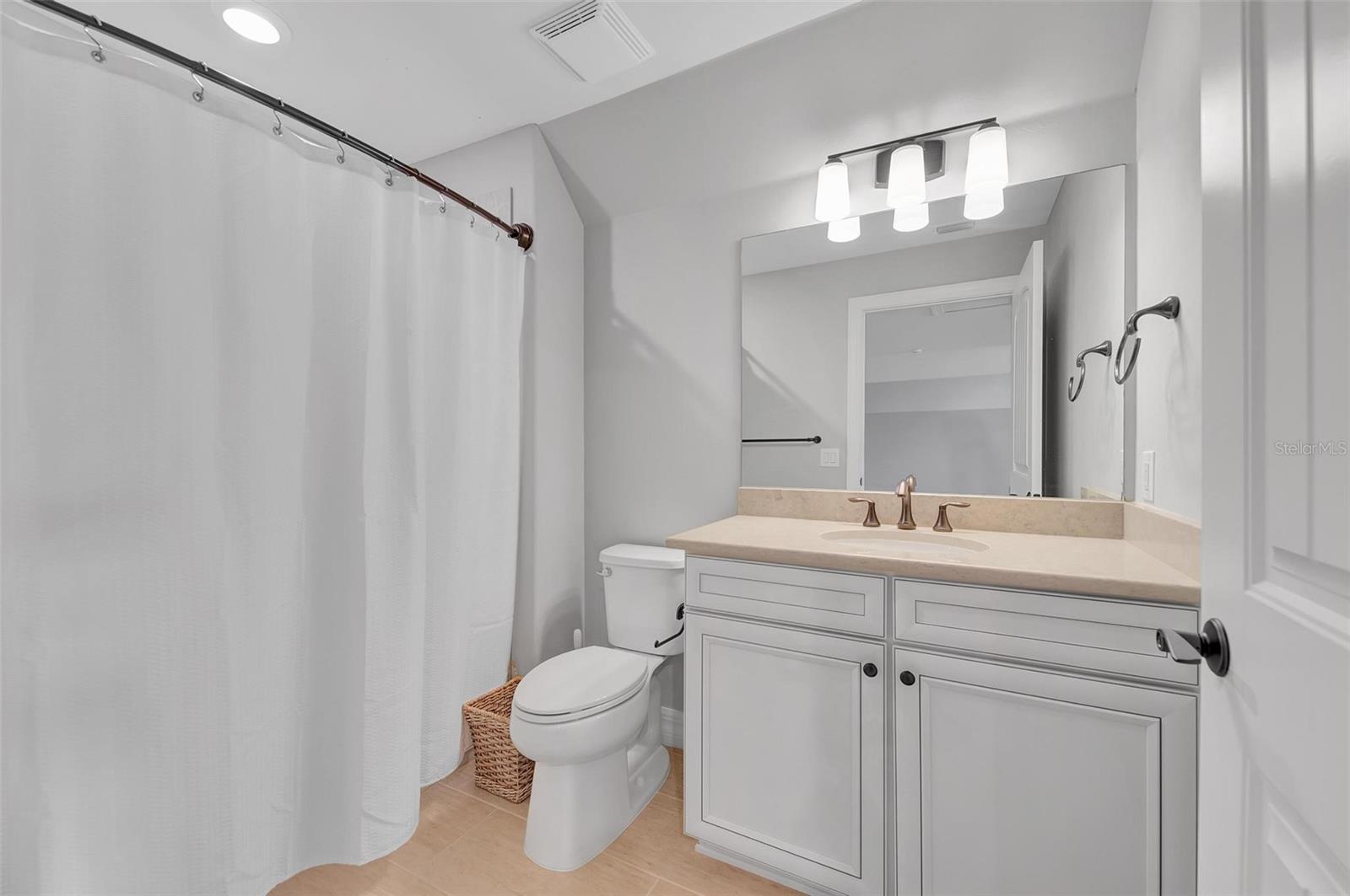 Listing photo id 41 for 13631 Salinas Street