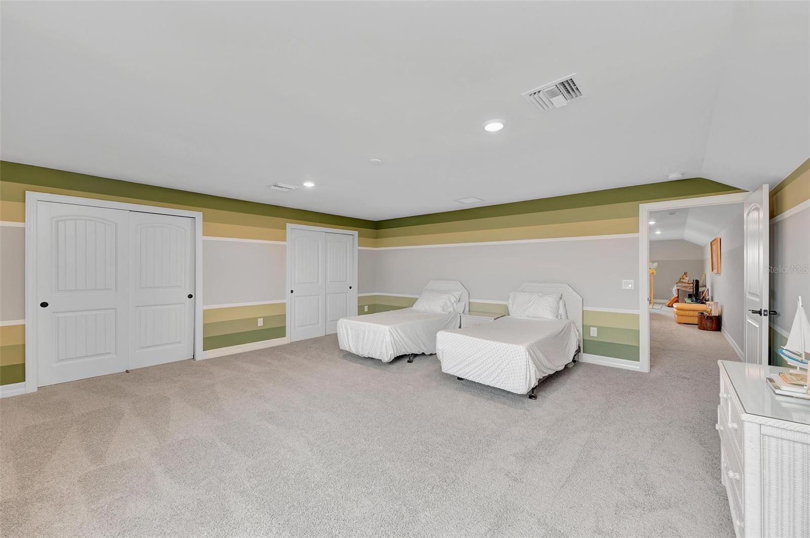 Listing photo id 45 for 13631 Salinas Street