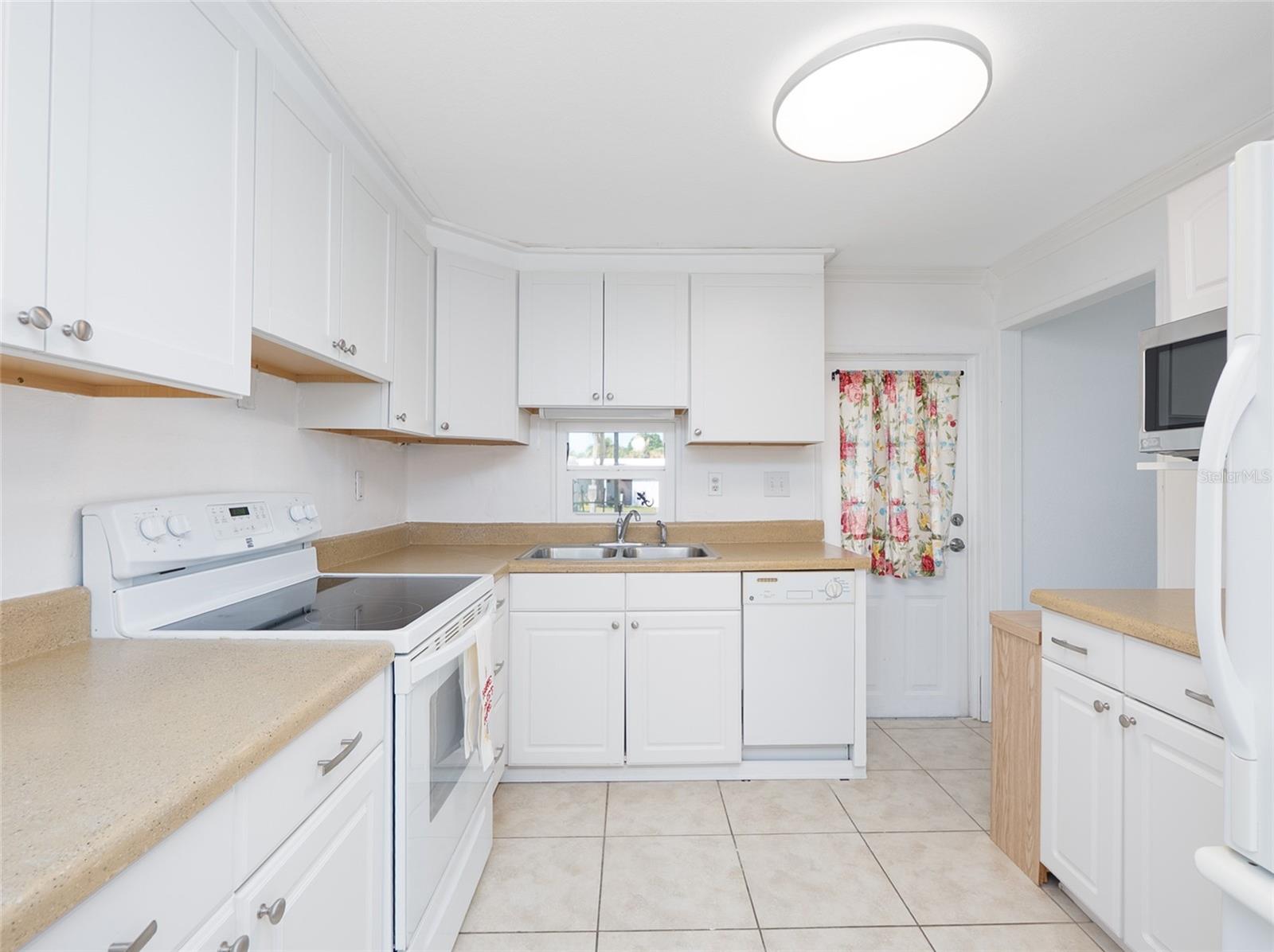 Image 5 of 60 For 610 Delphinium Drive