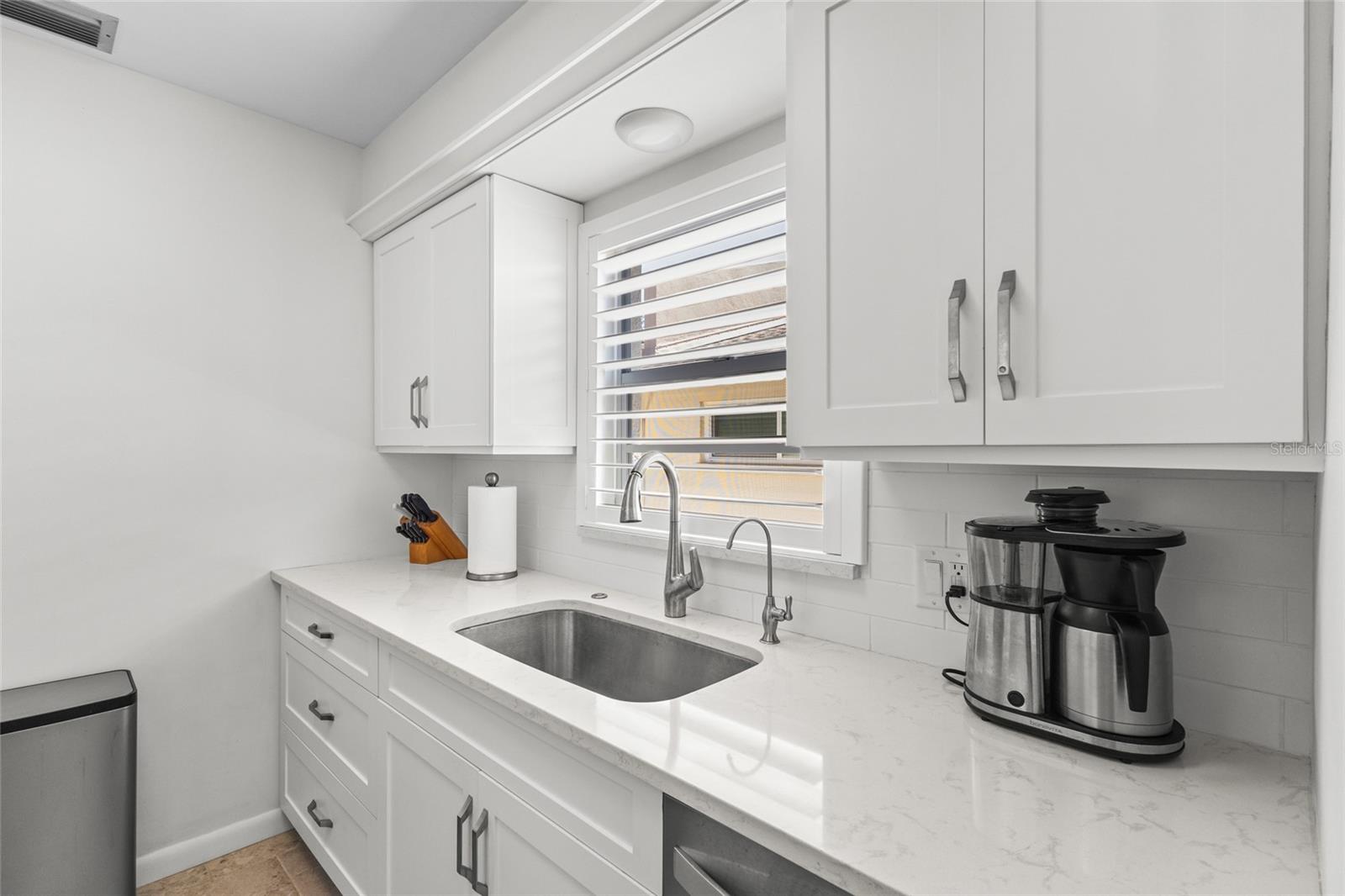 Image 13 of 41 For 521 Venice Avenue 16