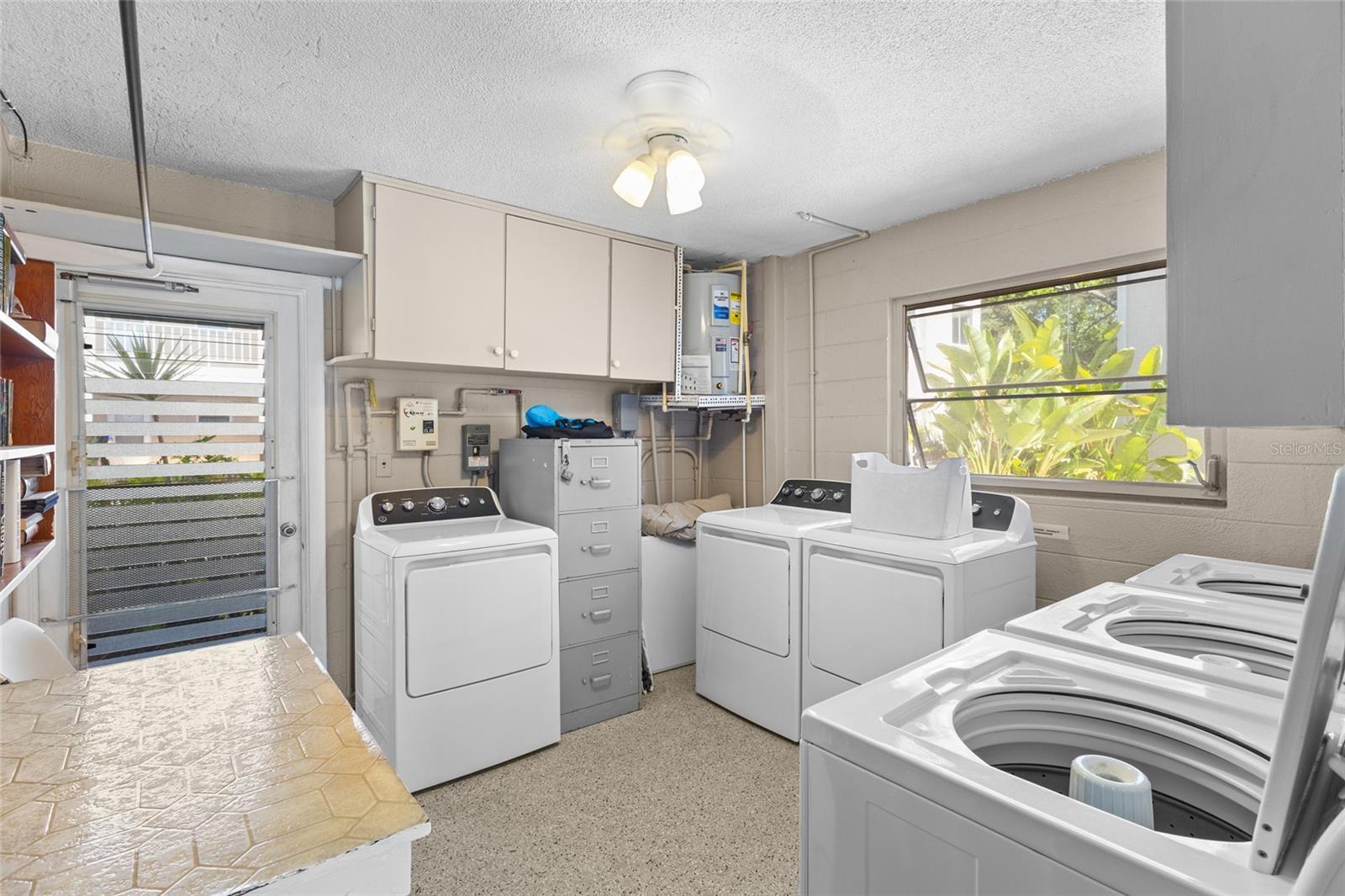 Image 23 of 41 For 521 Venice Avenue 16