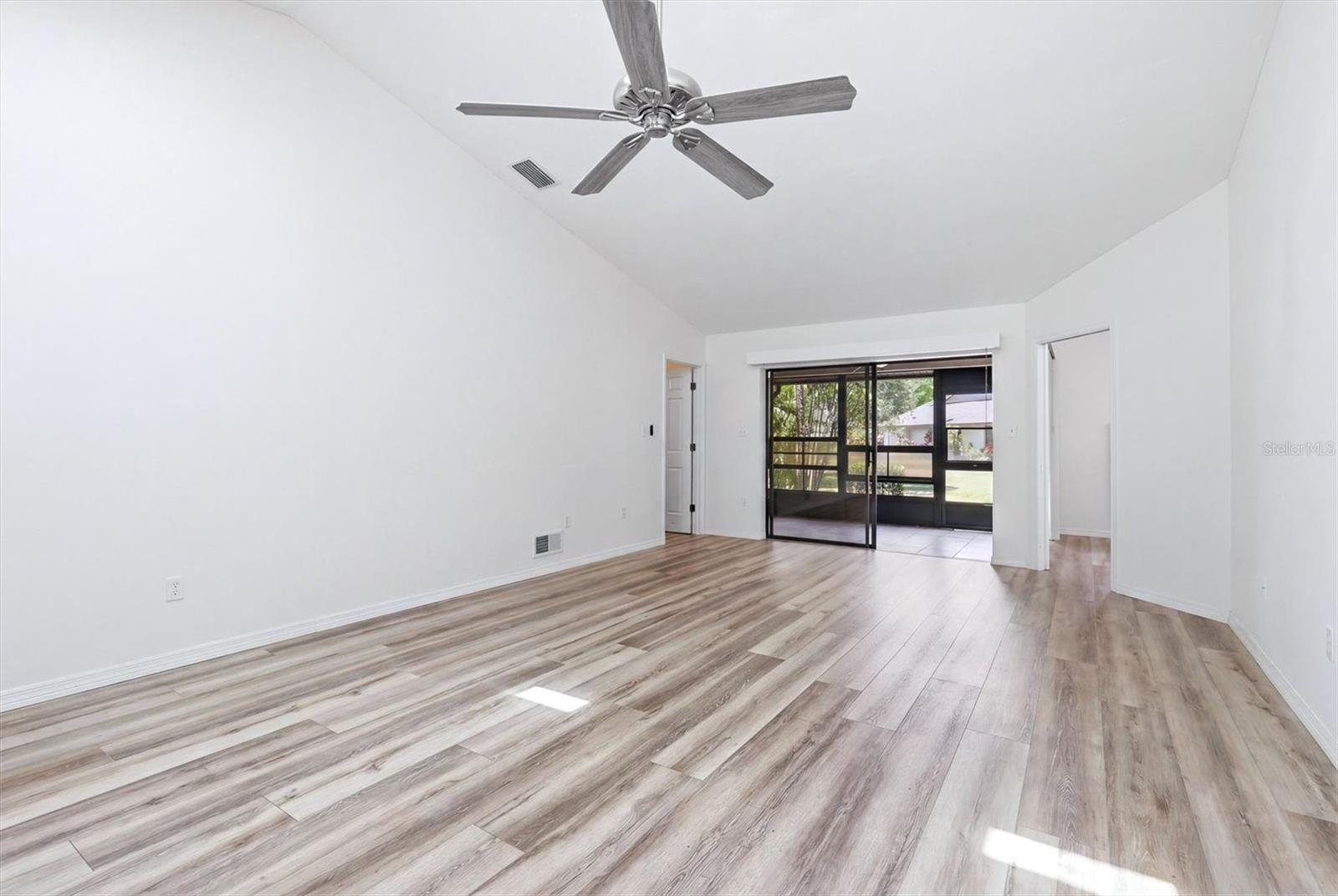 Image 17 of 28 For 4793 Oak Forest Drive W 46
