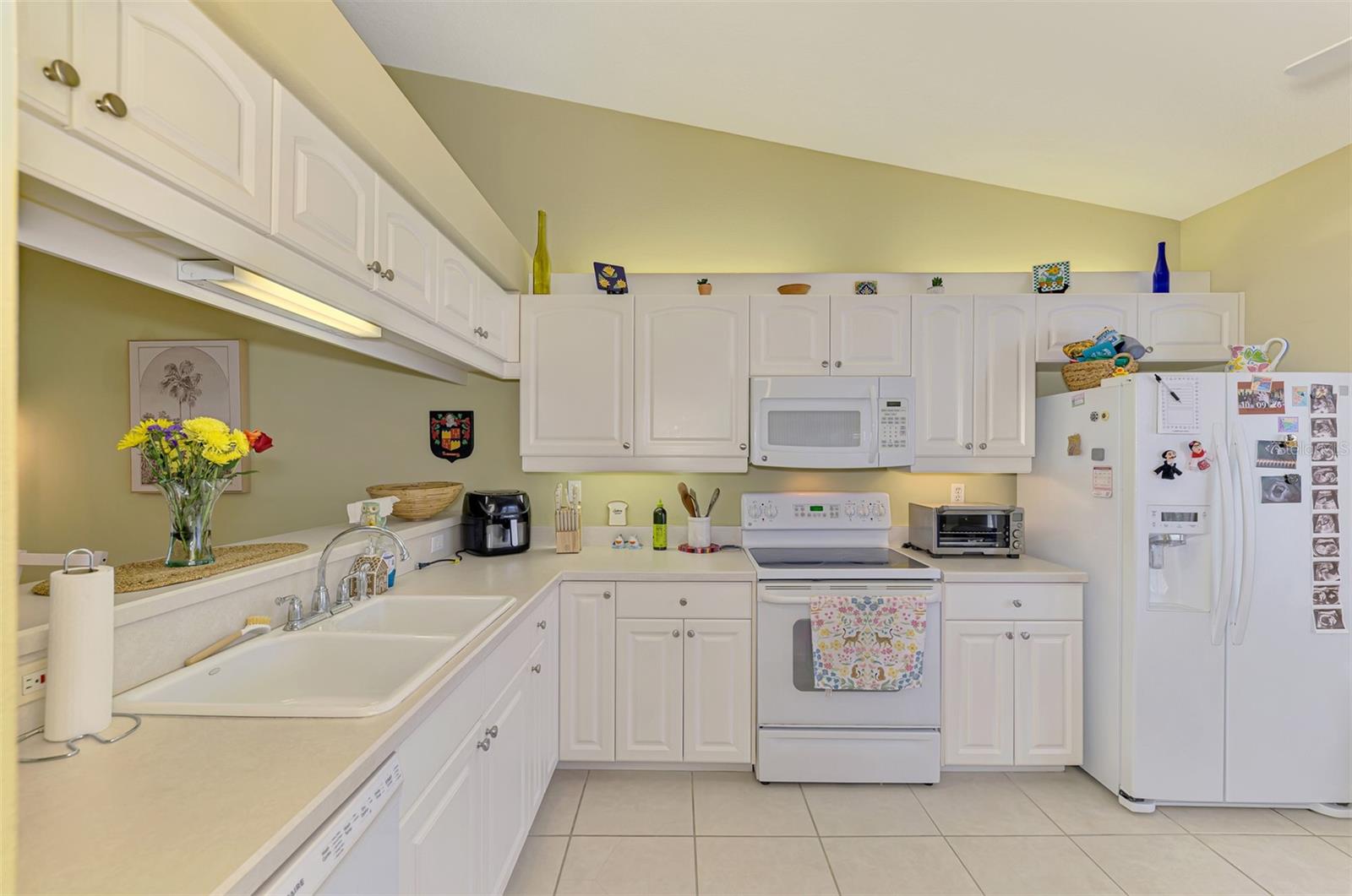 Image 33 of 70 For 900 Addington Court 203