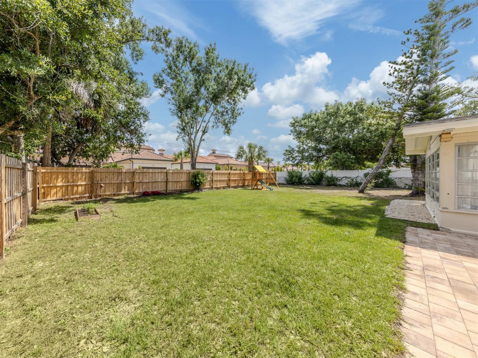 Image 22 of 33 For 929 Cypress Avenue