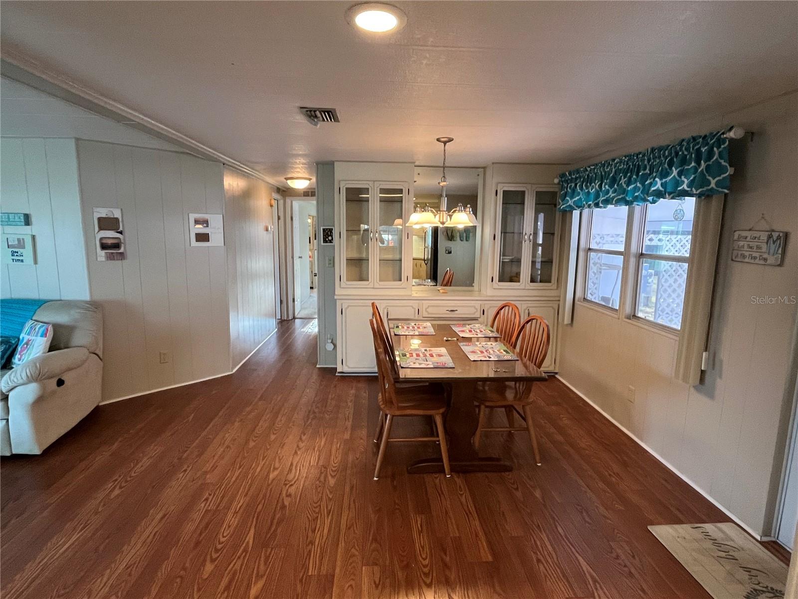 Image 19 of 39 For 825 Jolanda Circle