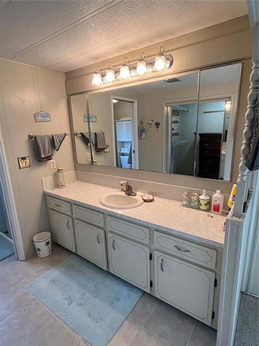 Image 33 of 39 For 825 Jolanda Circle