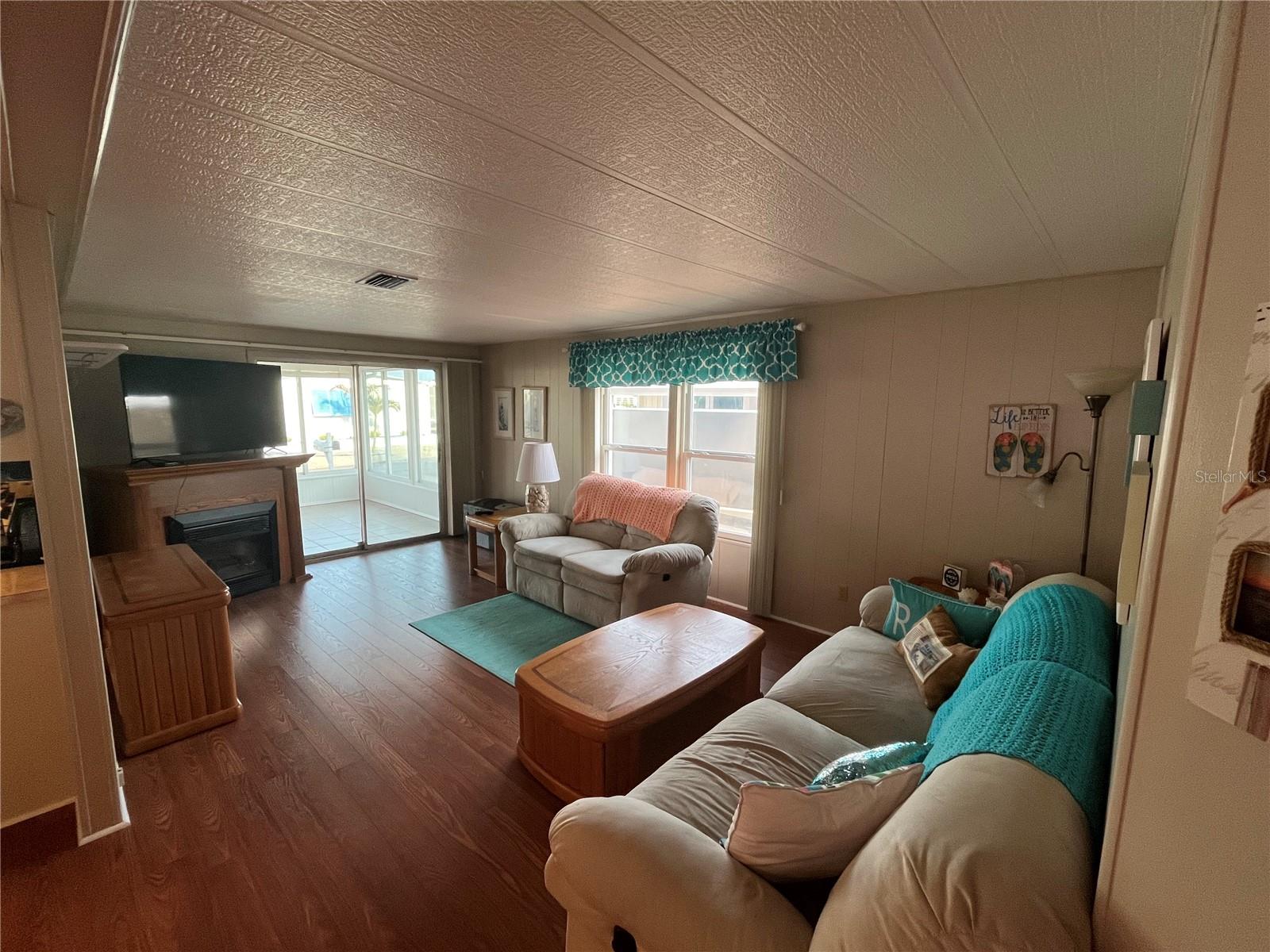 Image 7 of 39 For 825 Jolanda Circle