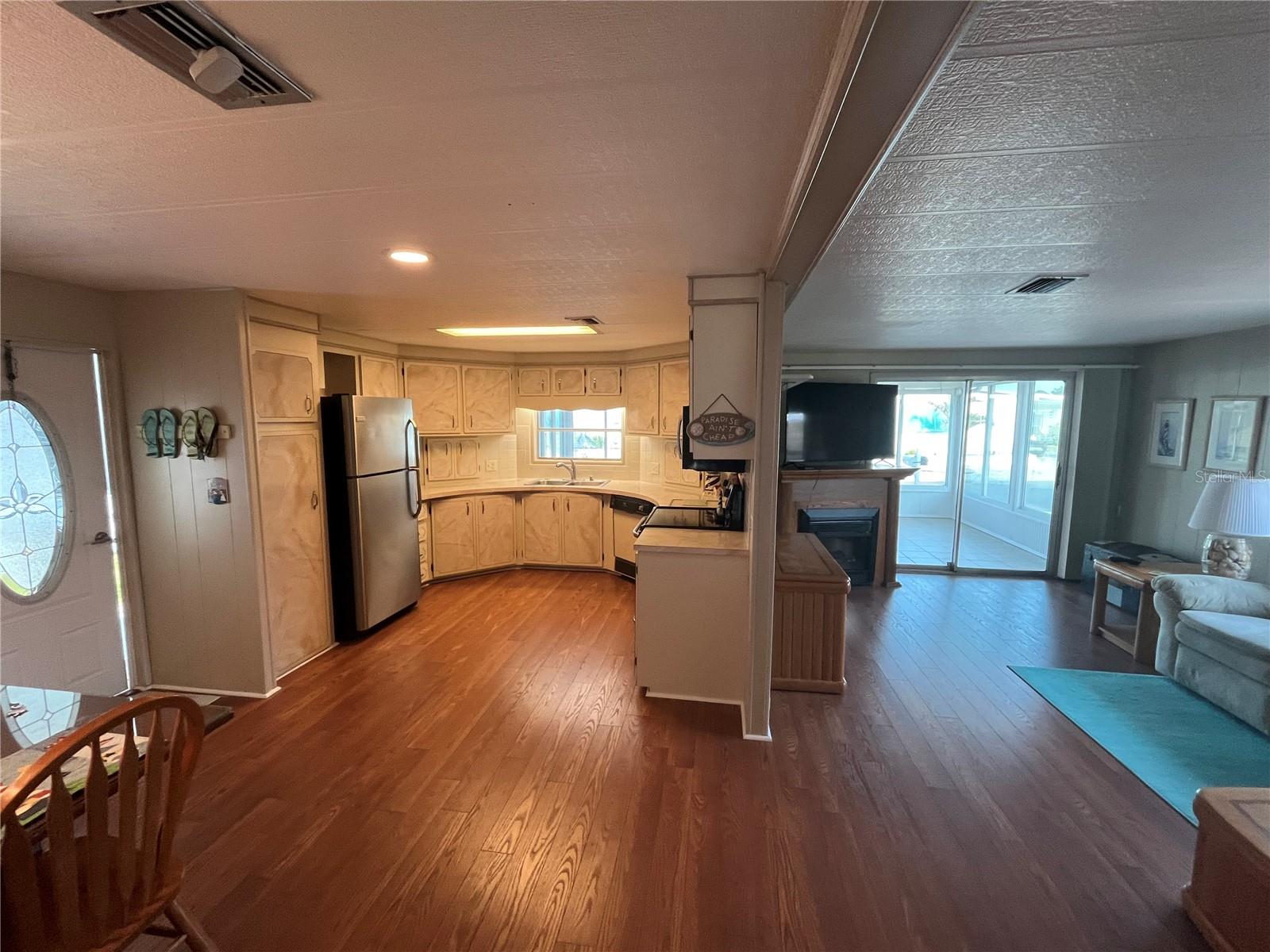 Image 8 of 39 For 825 Jolanda Circle