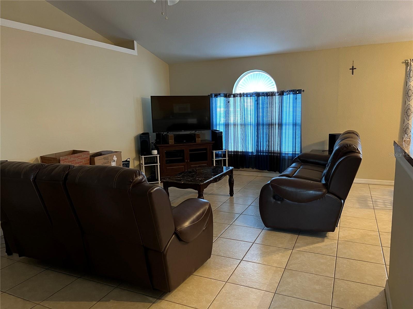 Image 7 of 11 For 390 Colonade Court
