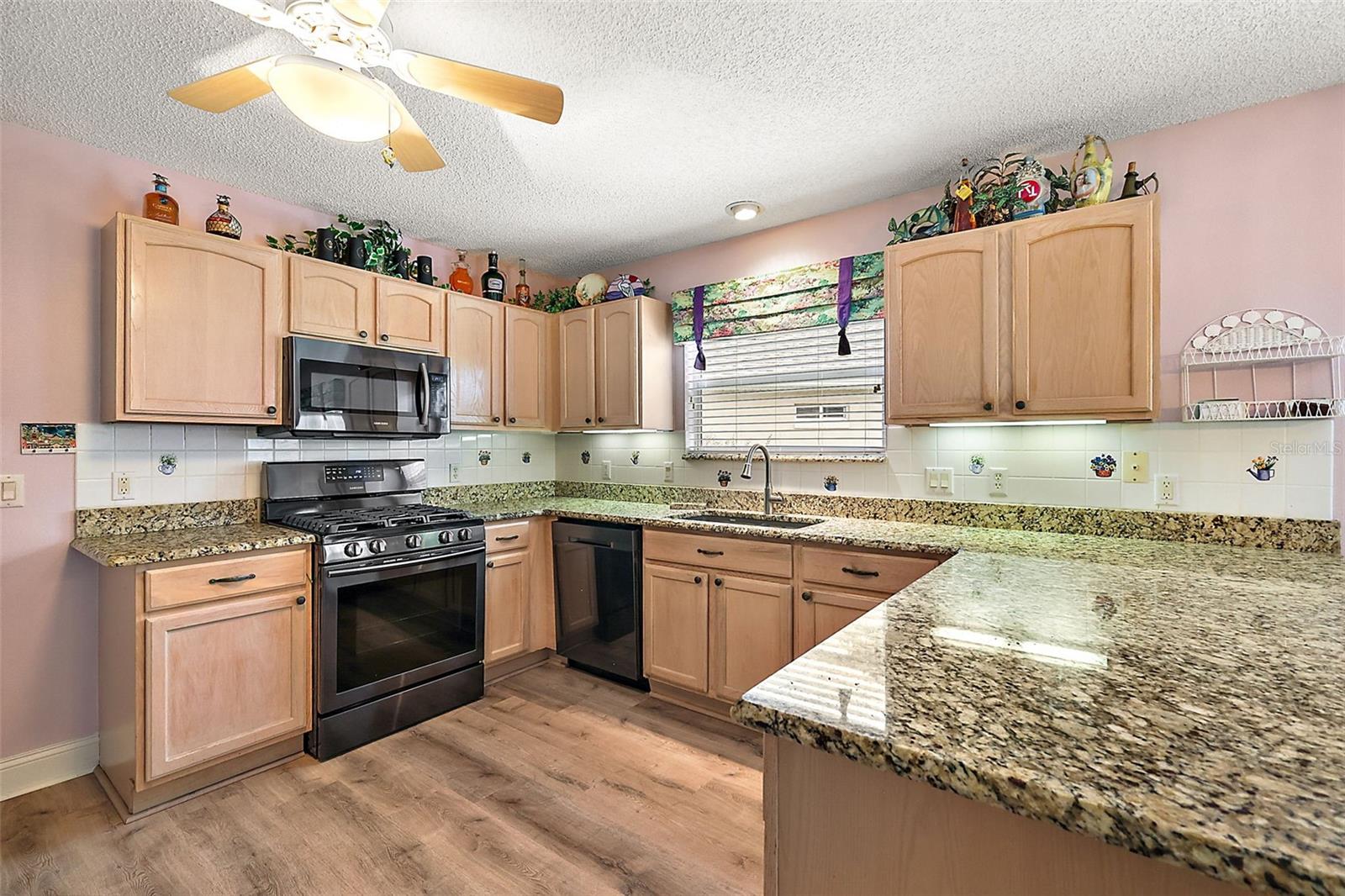 Image 6 of 37 For 1306 De La Garza Place