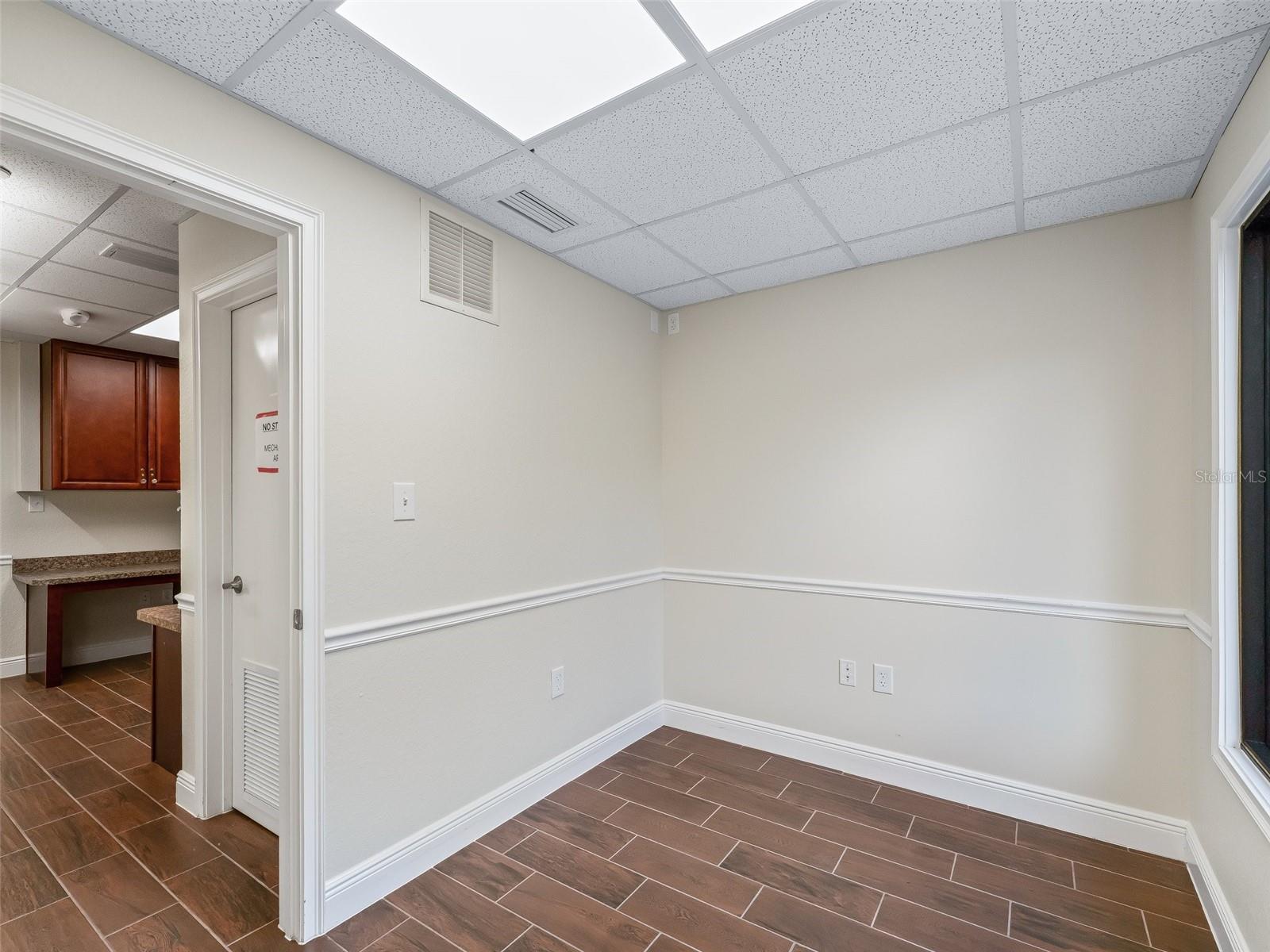 Image 31 of 41 For 837 Main Street