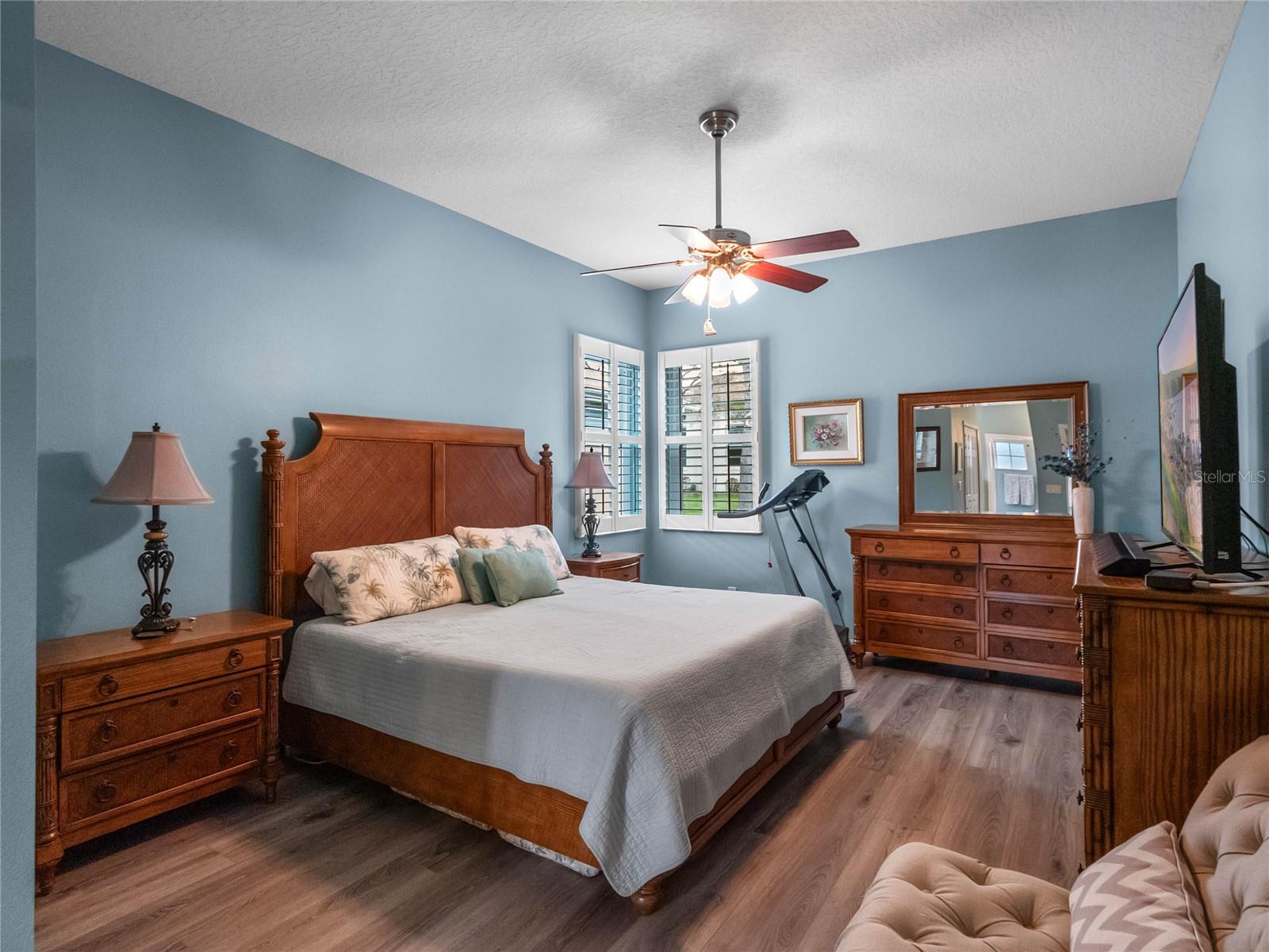 Image 23 of 66 For 20744 Queen Alexandra Drive
