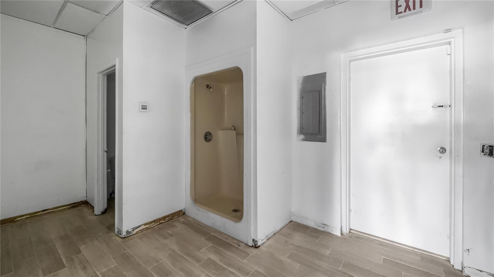 Image 12 of 17 For 390 Burleigh Boulevard 336