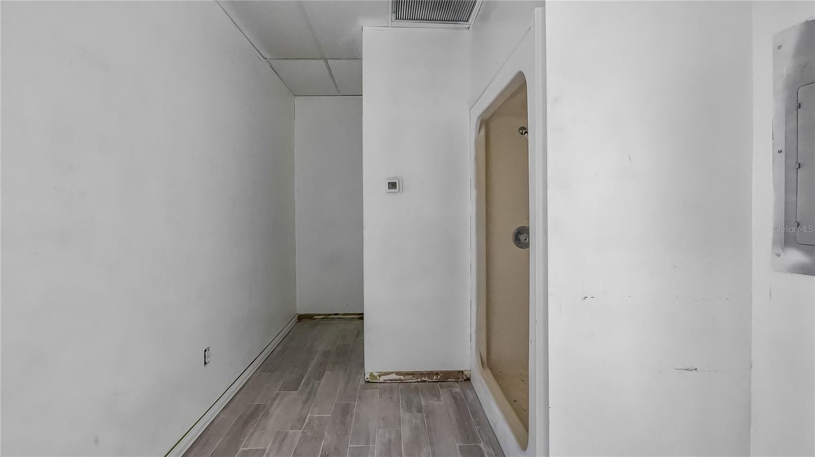 Image 14 of 17 For 390 Burleigh Boulevard 336