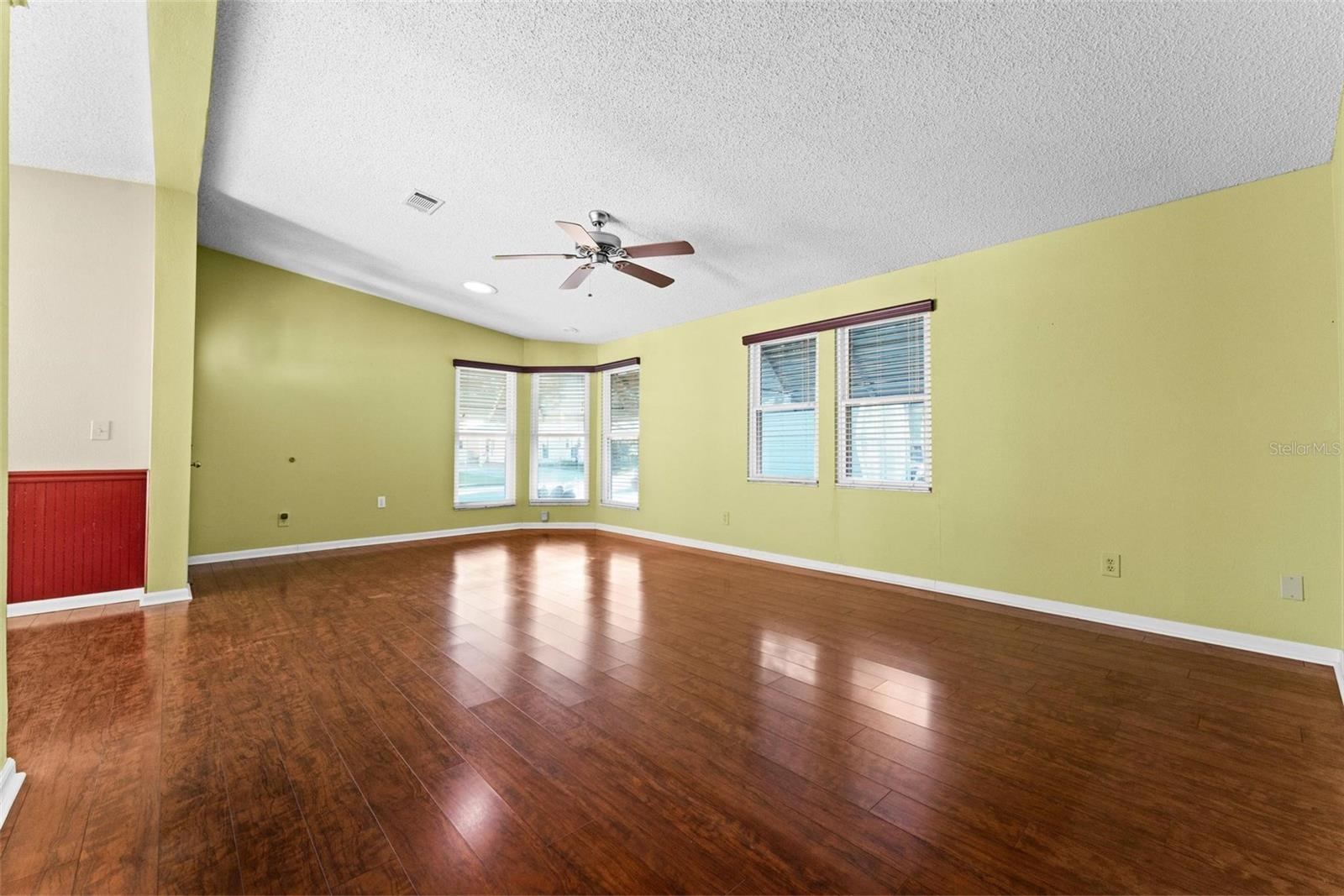 Image 11 of 61 For 1121 Paradise Drive