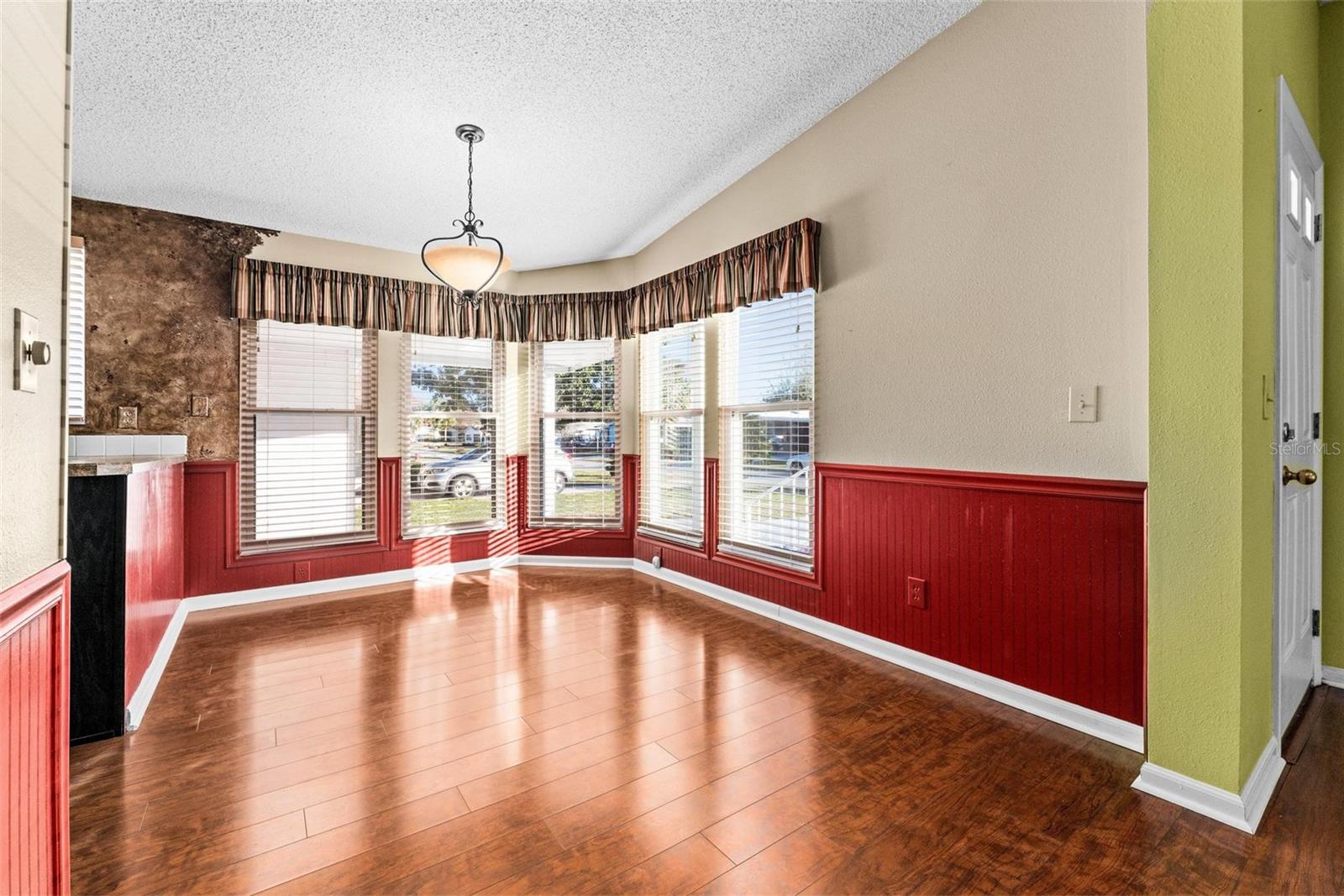 Image 24 of 61 For 1121 Paradise Drive