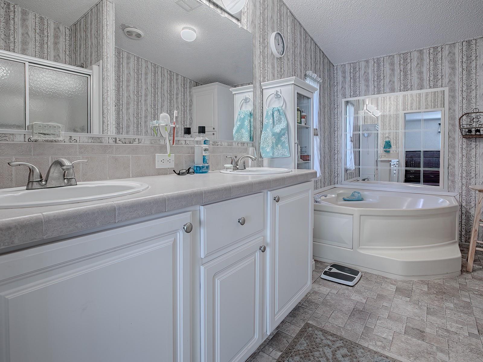 Listing photo id 23 for 3284 20th Lane
