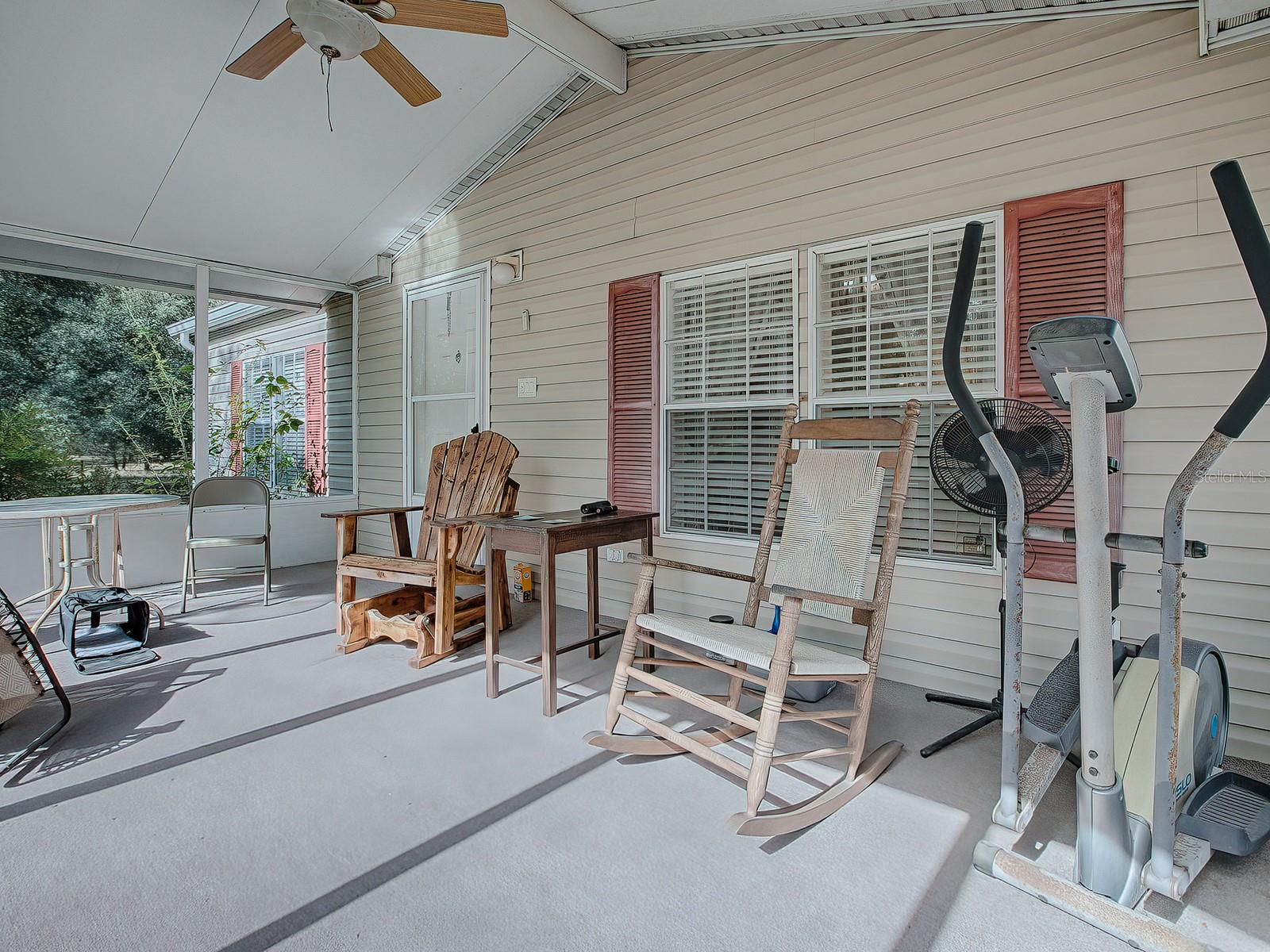 Listing photo id 5 for 3284 20th Lane