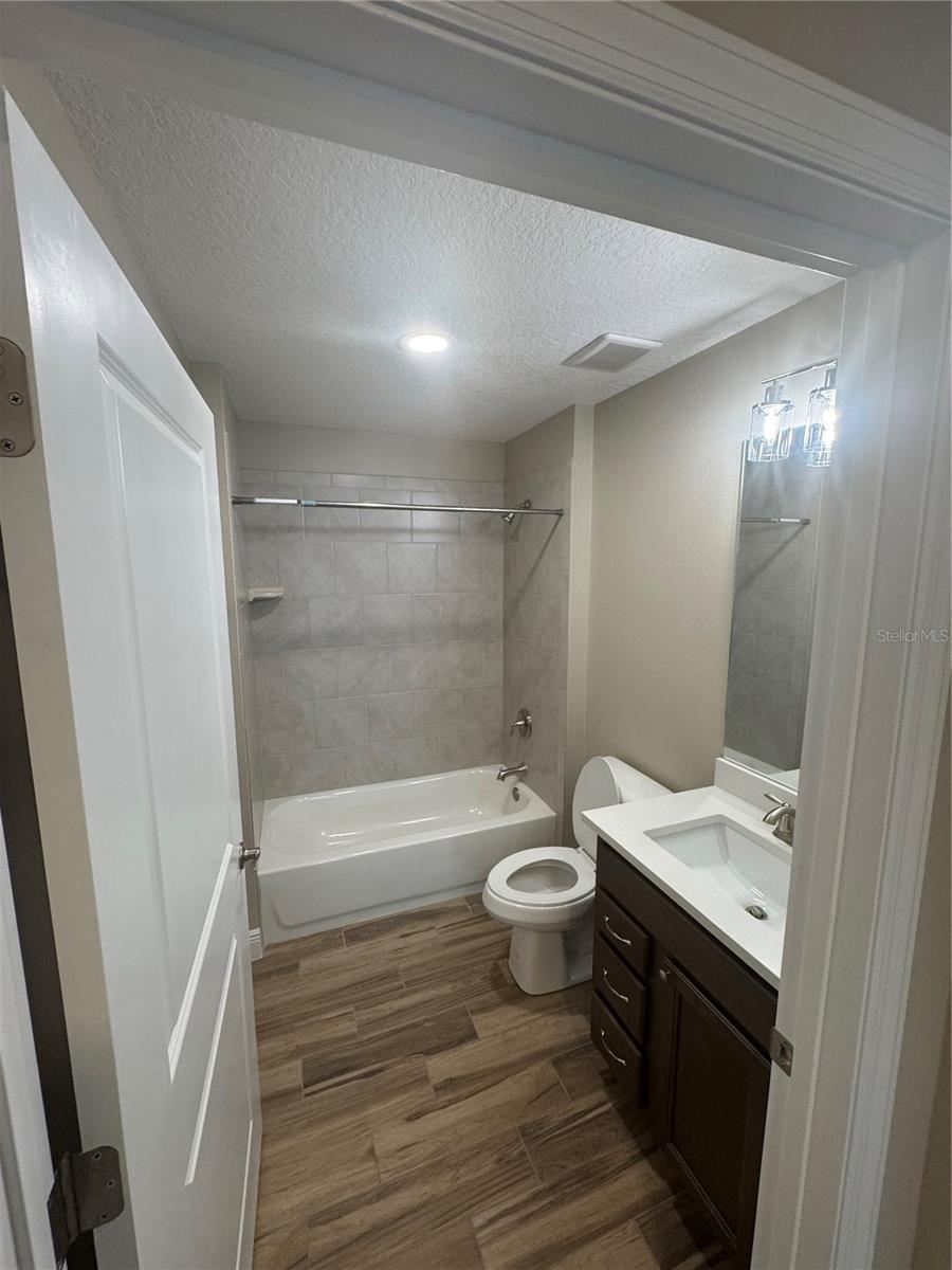 Image 11 of 17 For 827 Clifford Avenue