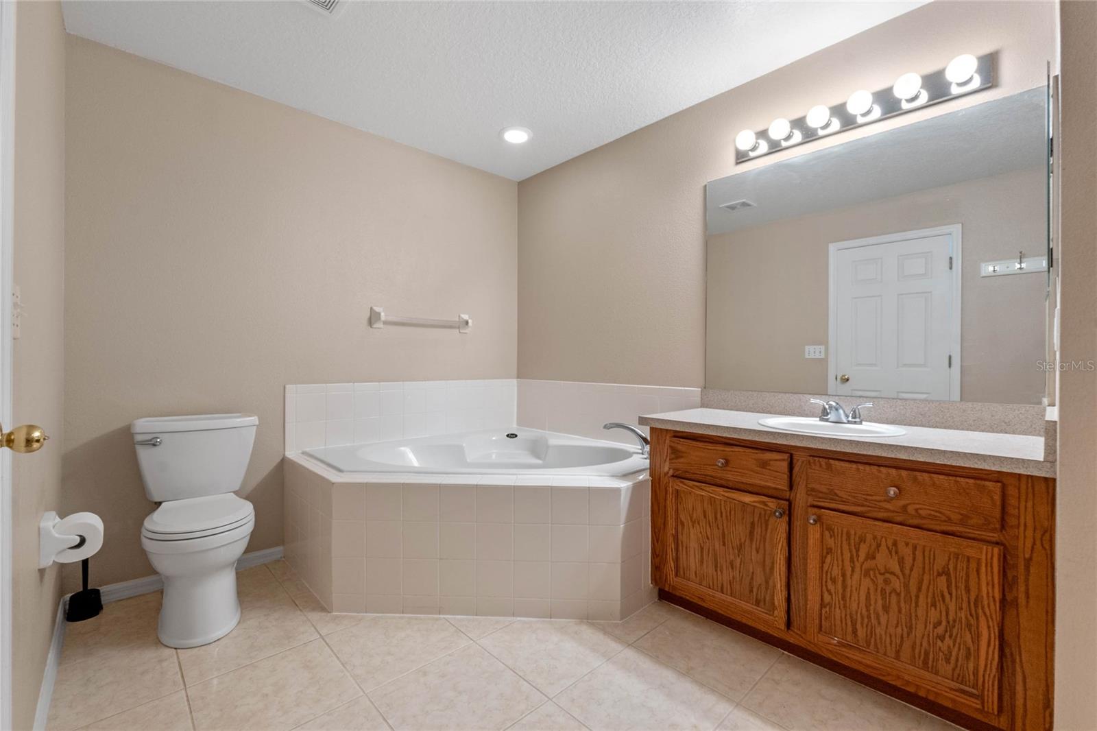 Image 22 of 54 For 2214 Lake Pointe Circle