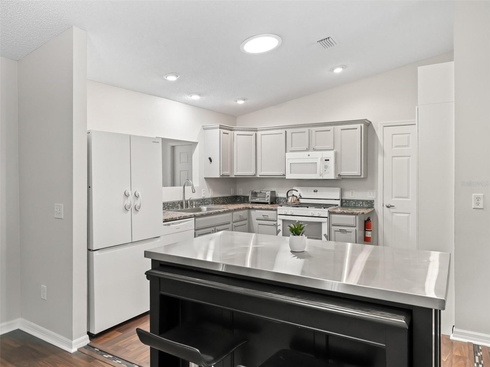 Image 13 of 35 For 893 Halstead Terrace