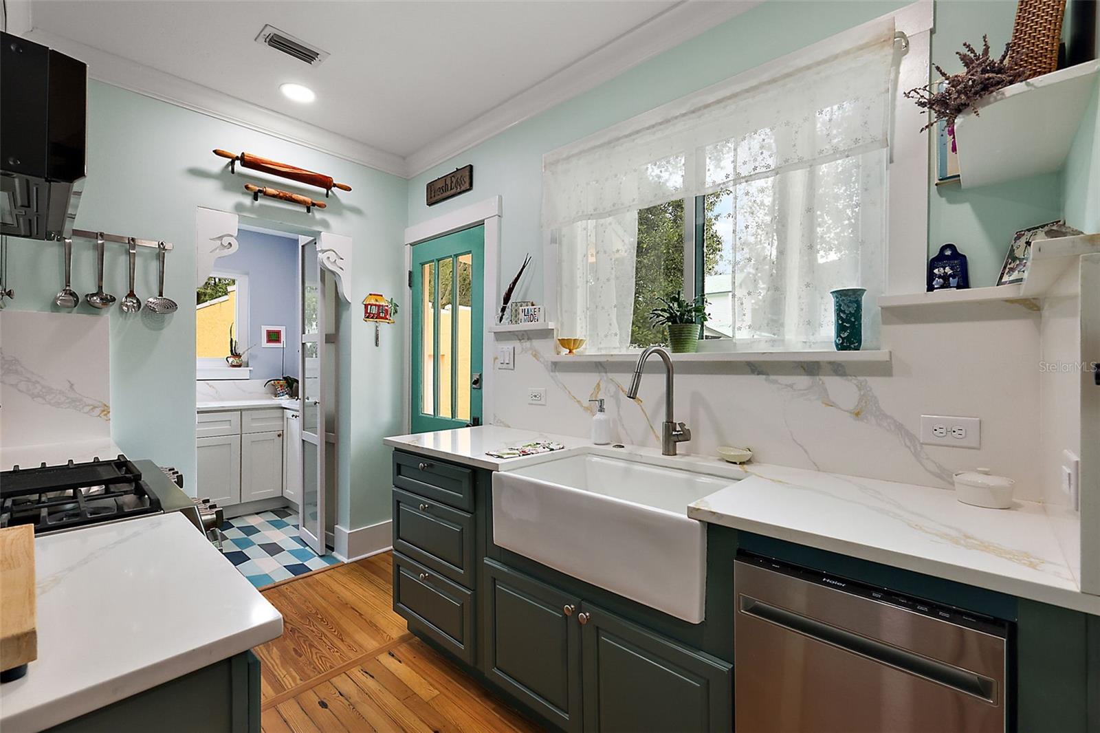 Image 12 of 41 For 936 Alexander Street