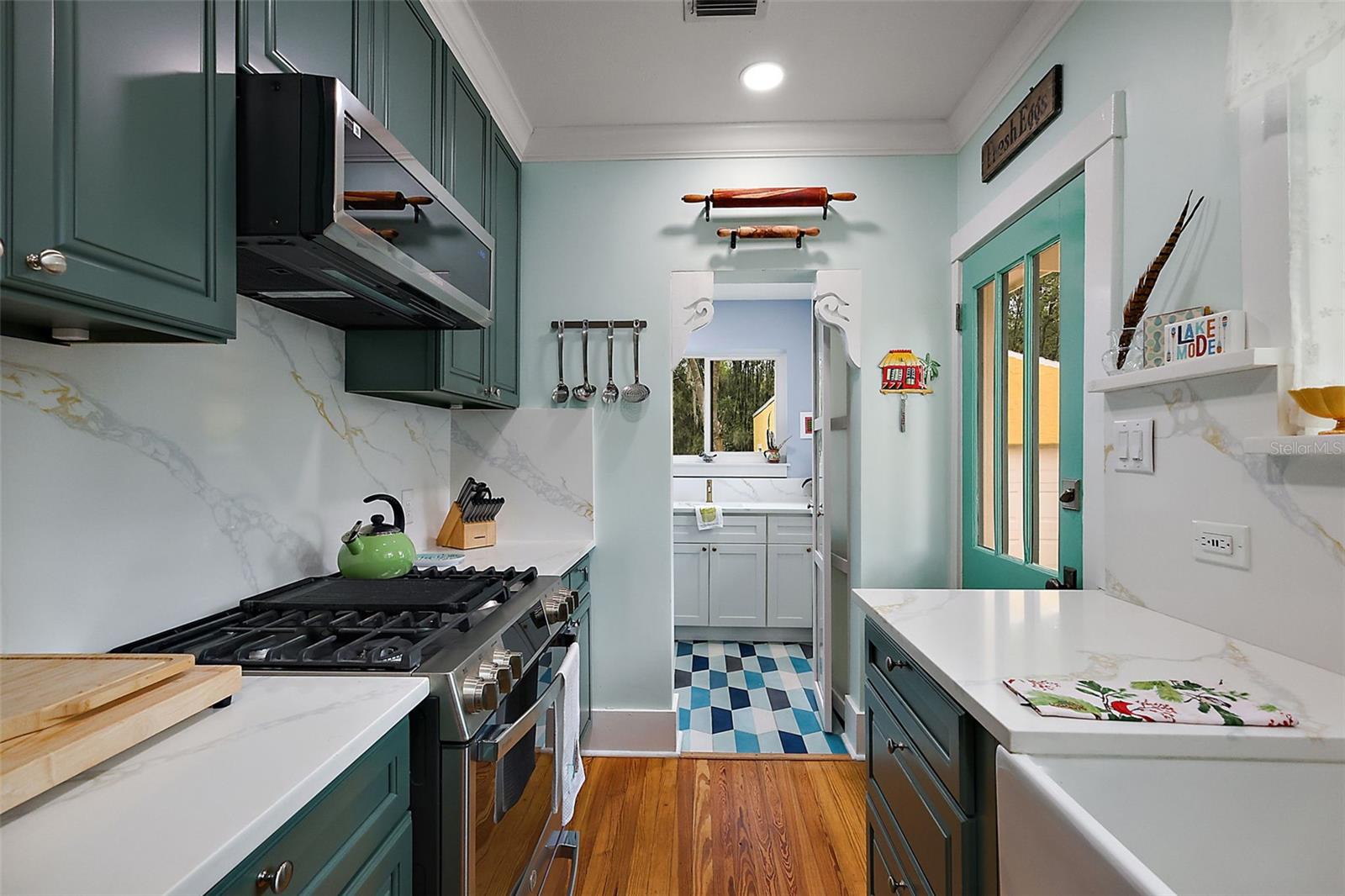 Image 13 of 41 For 936 Alexander Street