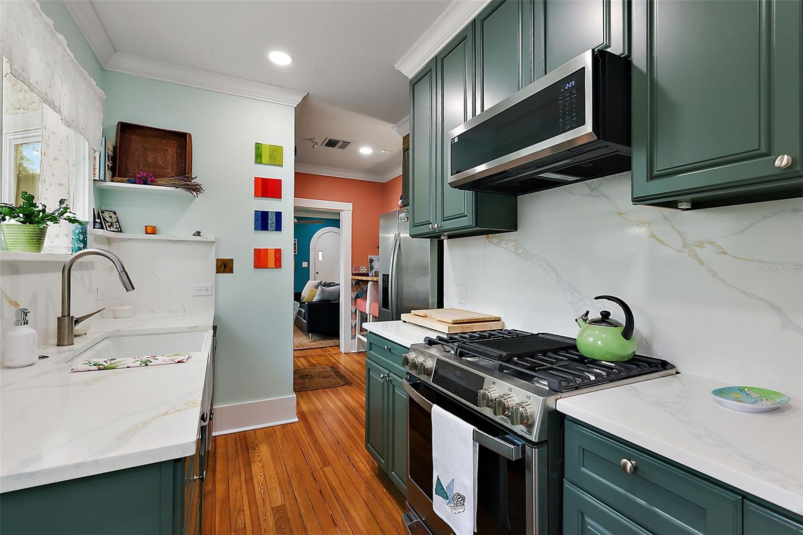 Image 14 of 41 For 936 Alexander Street
