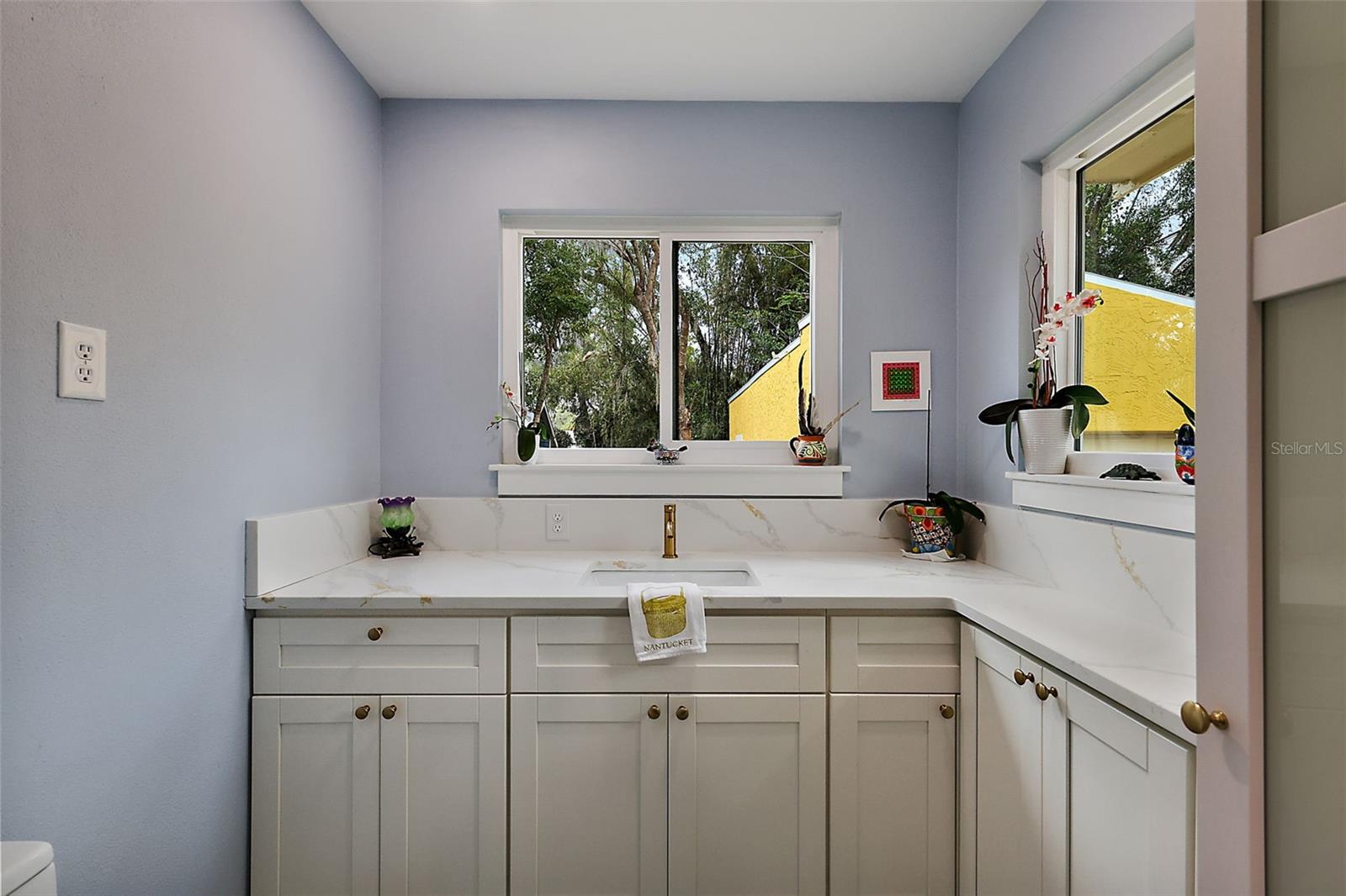 Image 15 of 41 For 936 Alexander Street