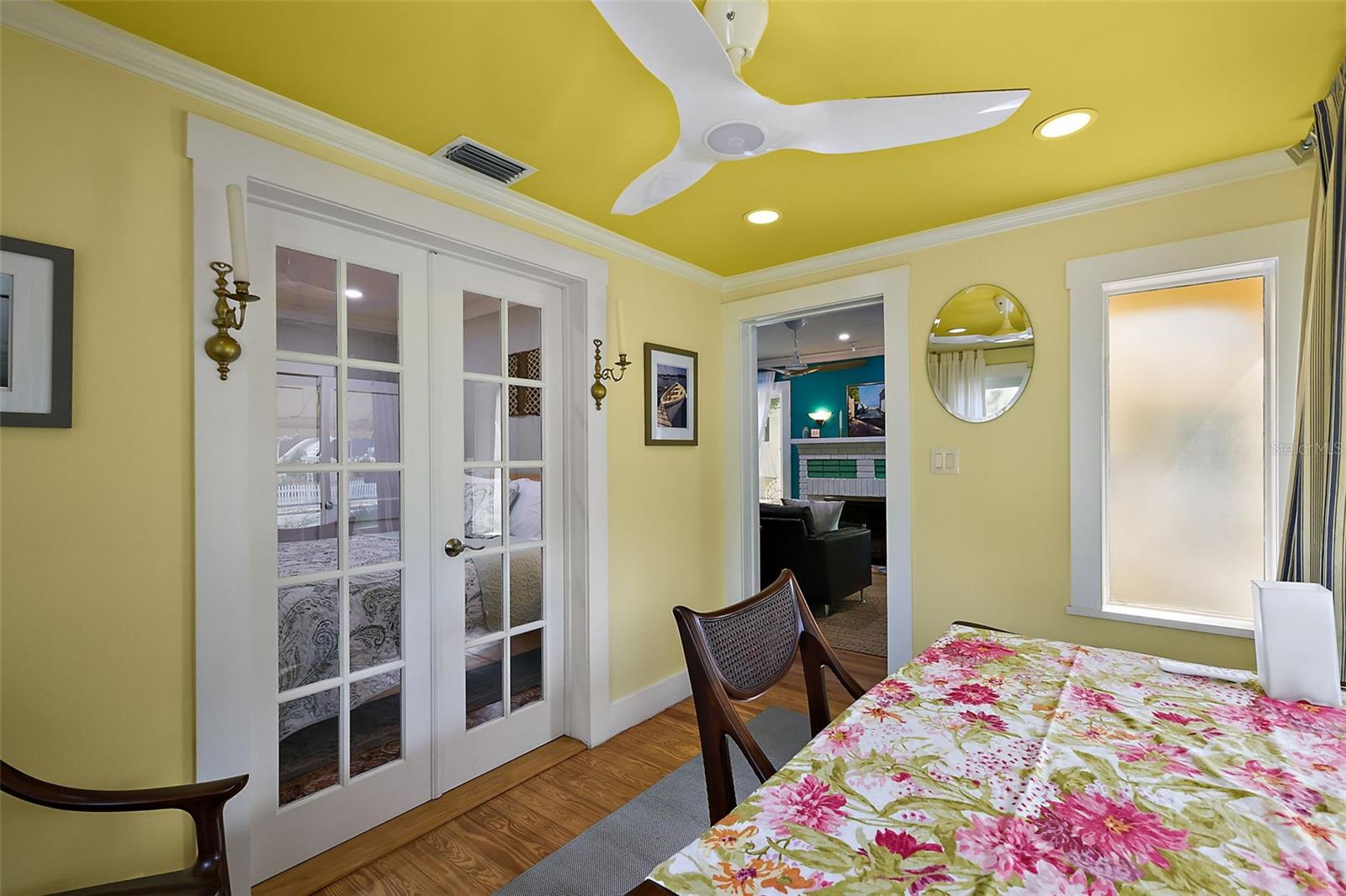 Image 18 of 41 For 936 Alexander Street