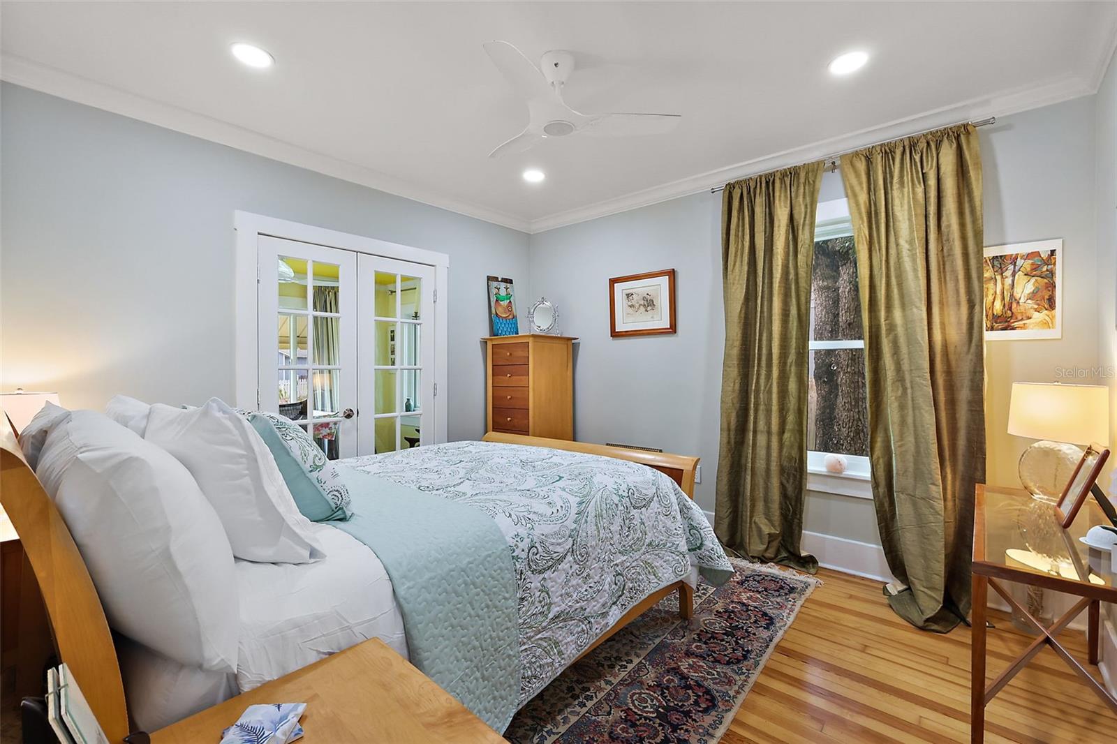 Image 19 of 41 For 936 Alexander Street
