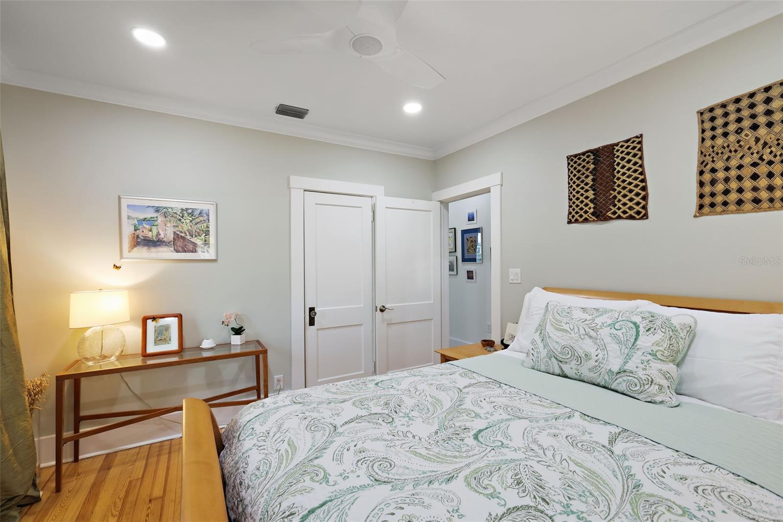 Image 21 of 41 For 936 Alexander Street