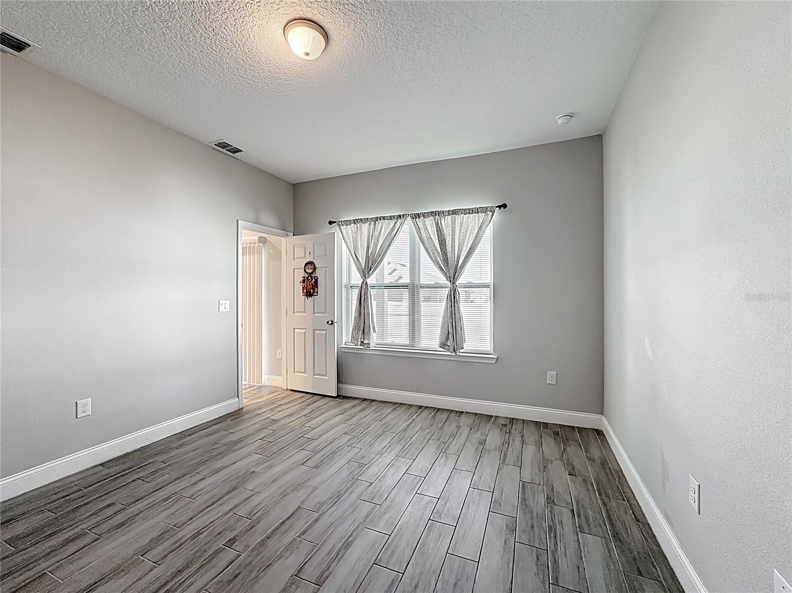Image 10 of 27 For 717 Robin Court
