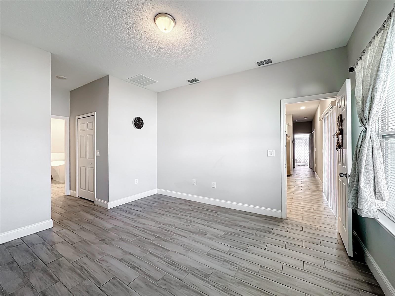 Image 11 of 27 For 717 Robin Court
