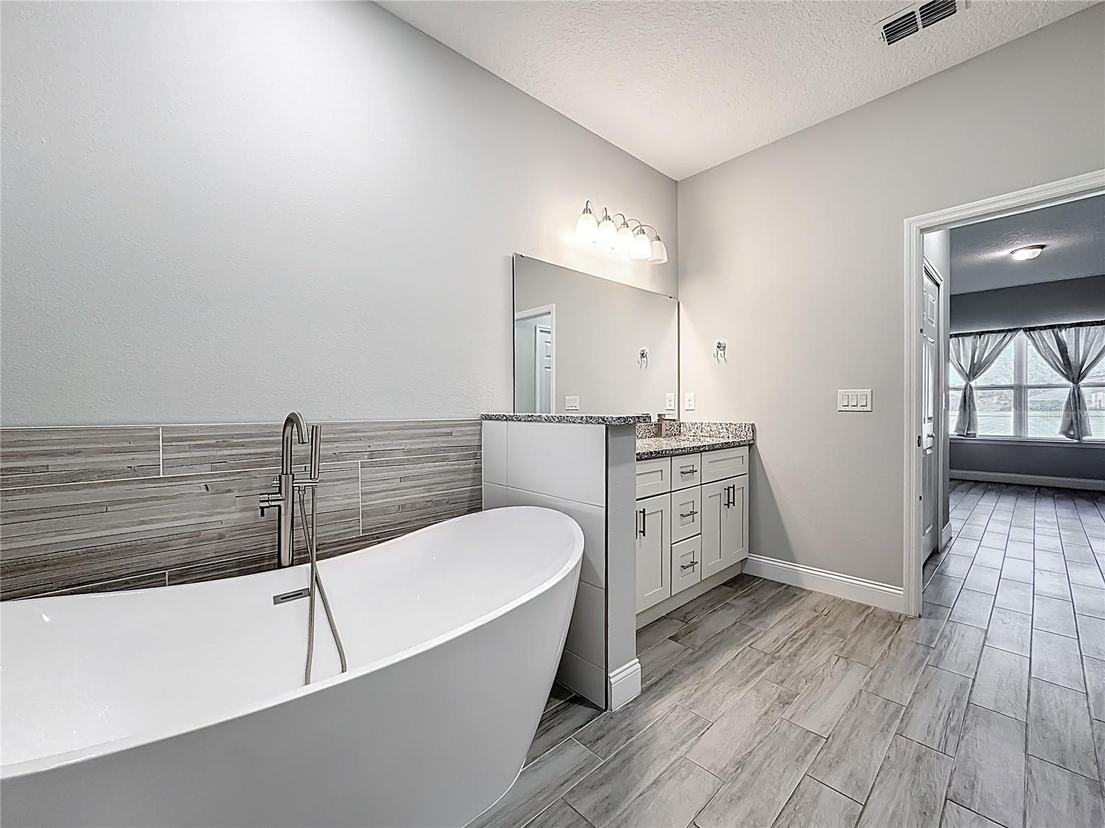 Image 13 of 27 For 717 Robin Court