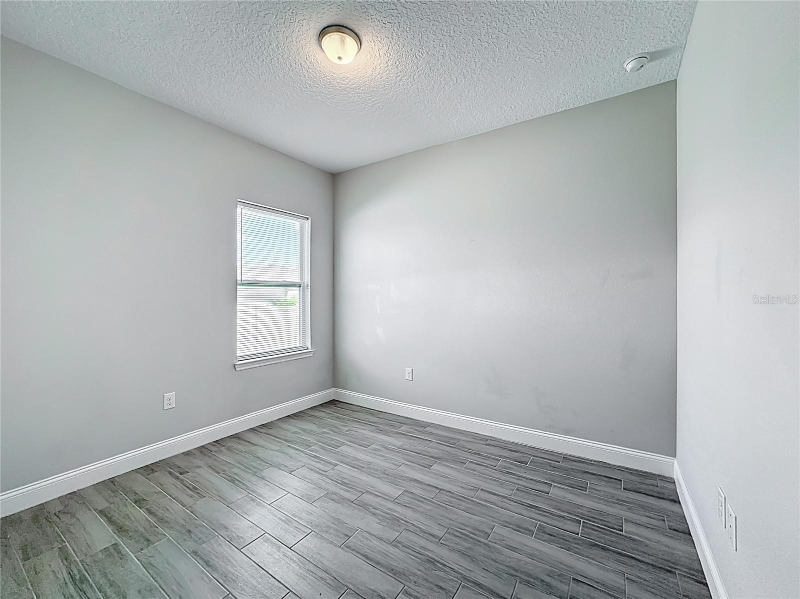 Image 17 of 27 For 717 Robin Court