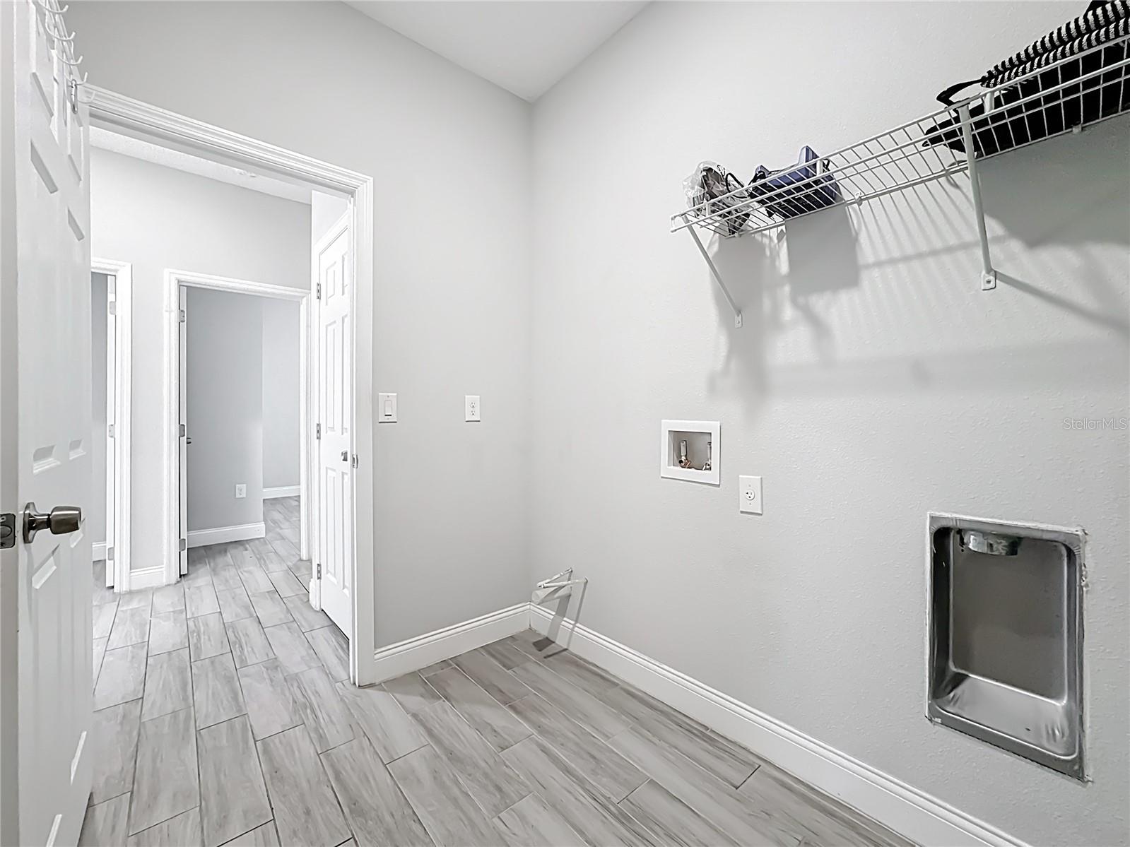 Image 18 of 27 For 717 Robin Court