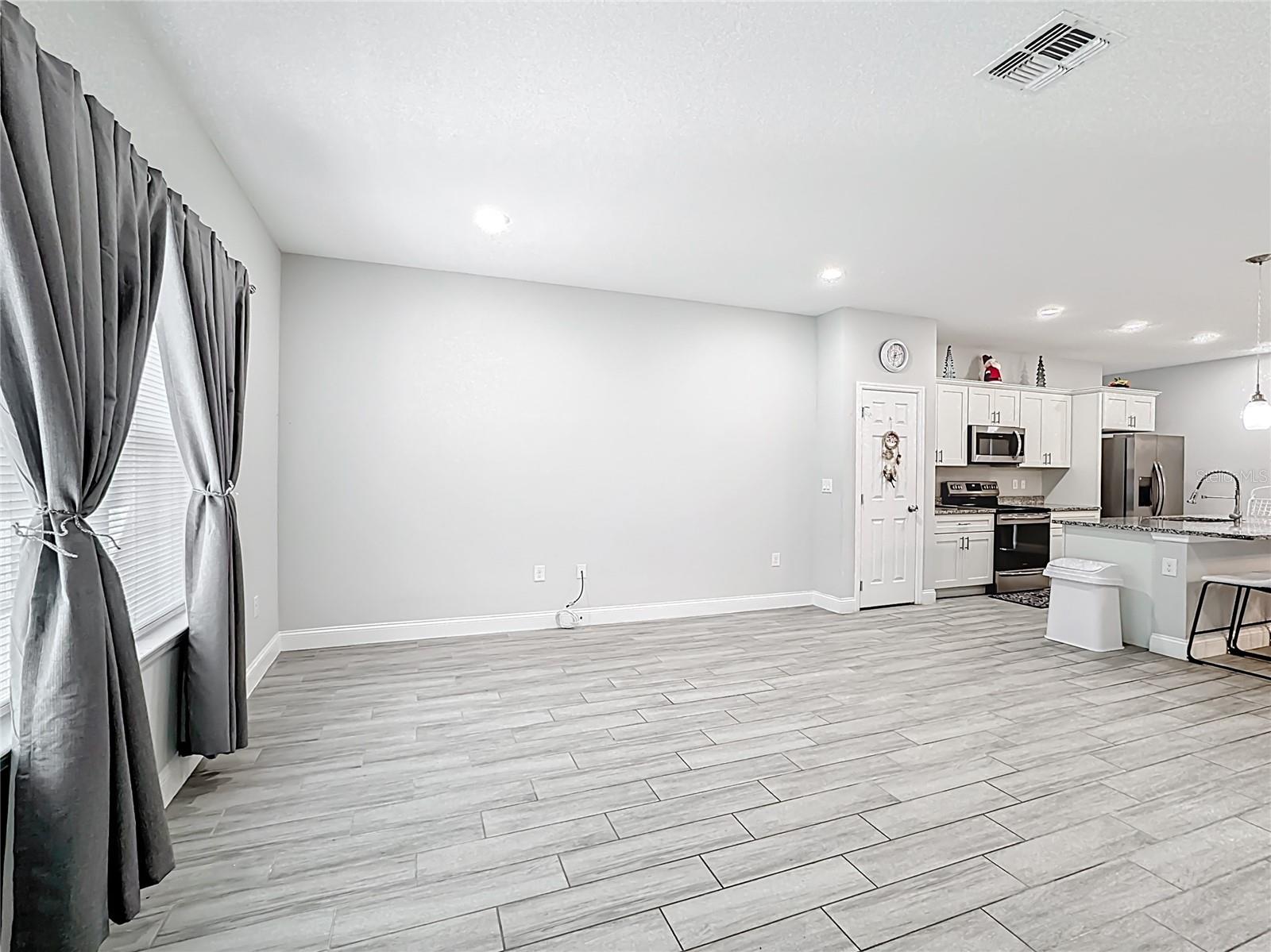 Image 9 of 27 For 717 Robin Court