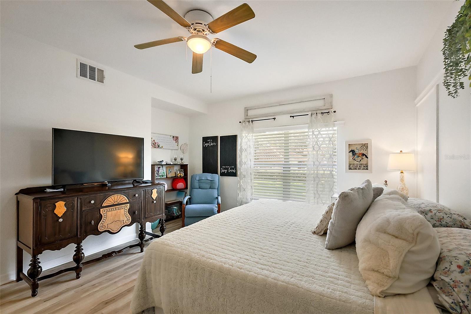 Image 18 of 39 For 5385 Admiral Way